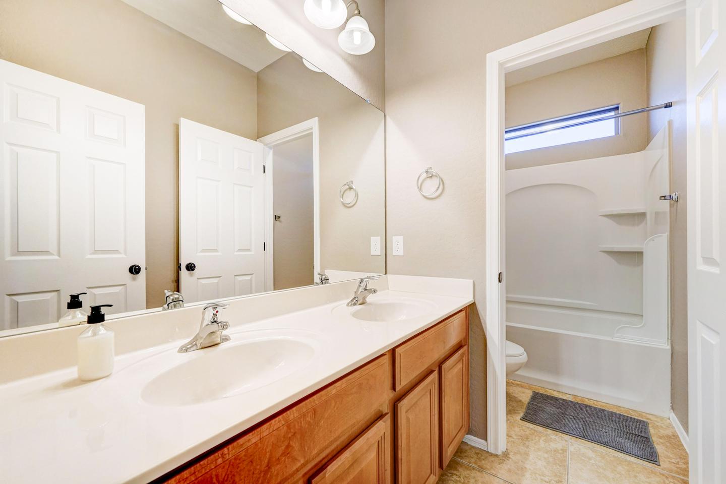 Bathroom(s)