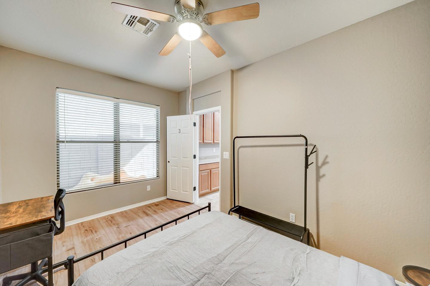 Tolleson House with Dining area. Newlyrenovated & beautiful PadSplit