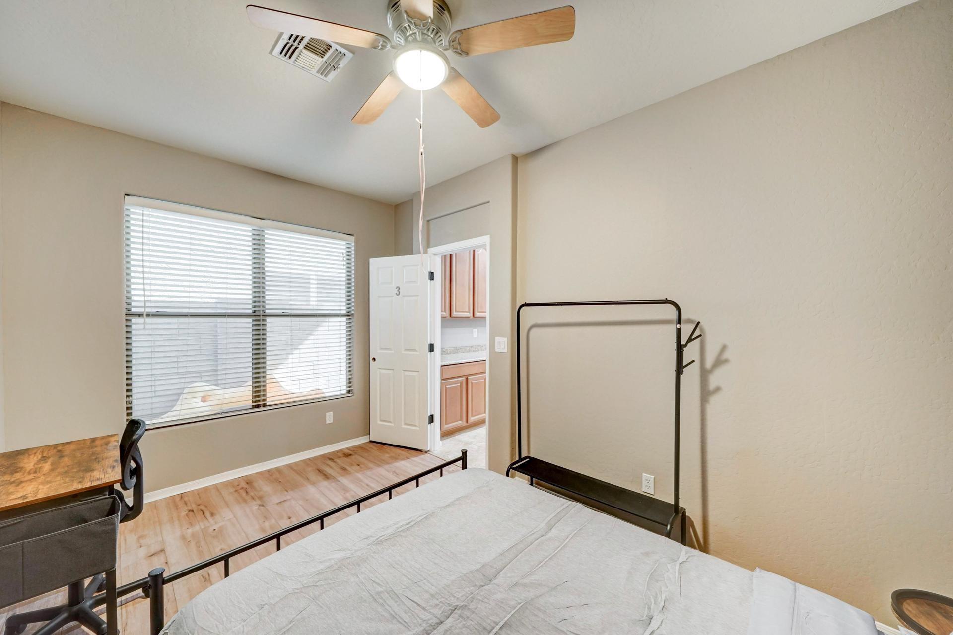 bedroom, detected:ceiling fan, window blind, bed