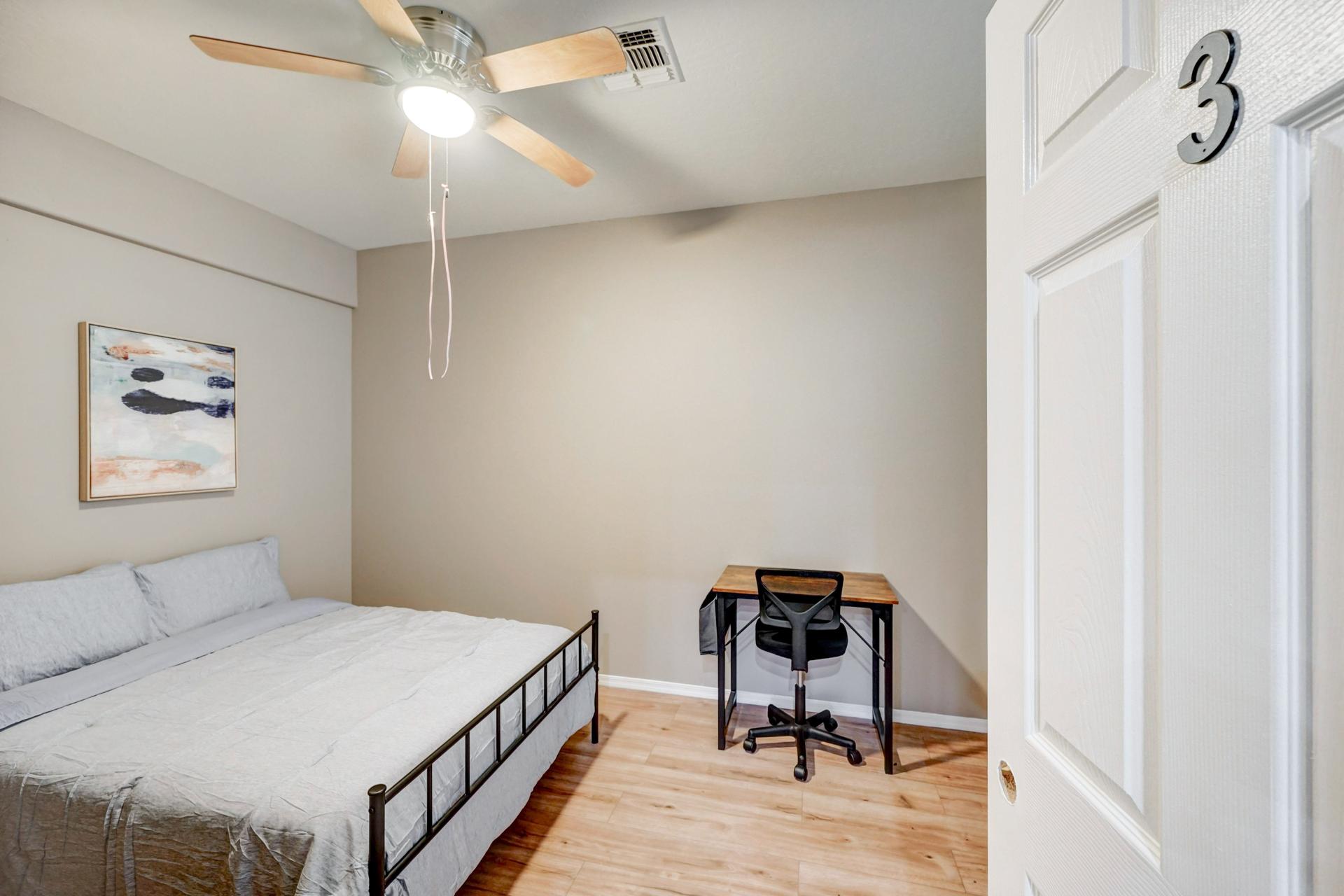 bedroom, detected:ceiling fan, bed, window blind