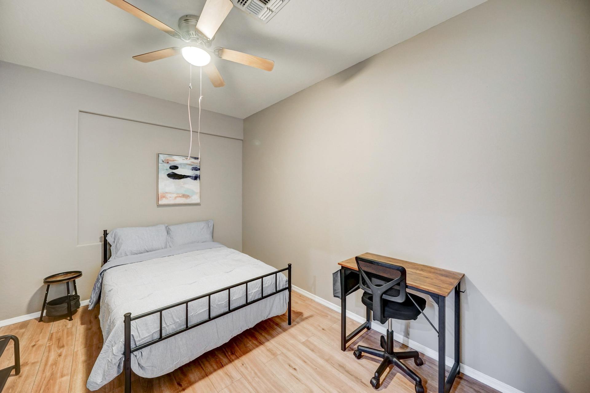 bedroom, detected:ceiling fan, bed, window blind