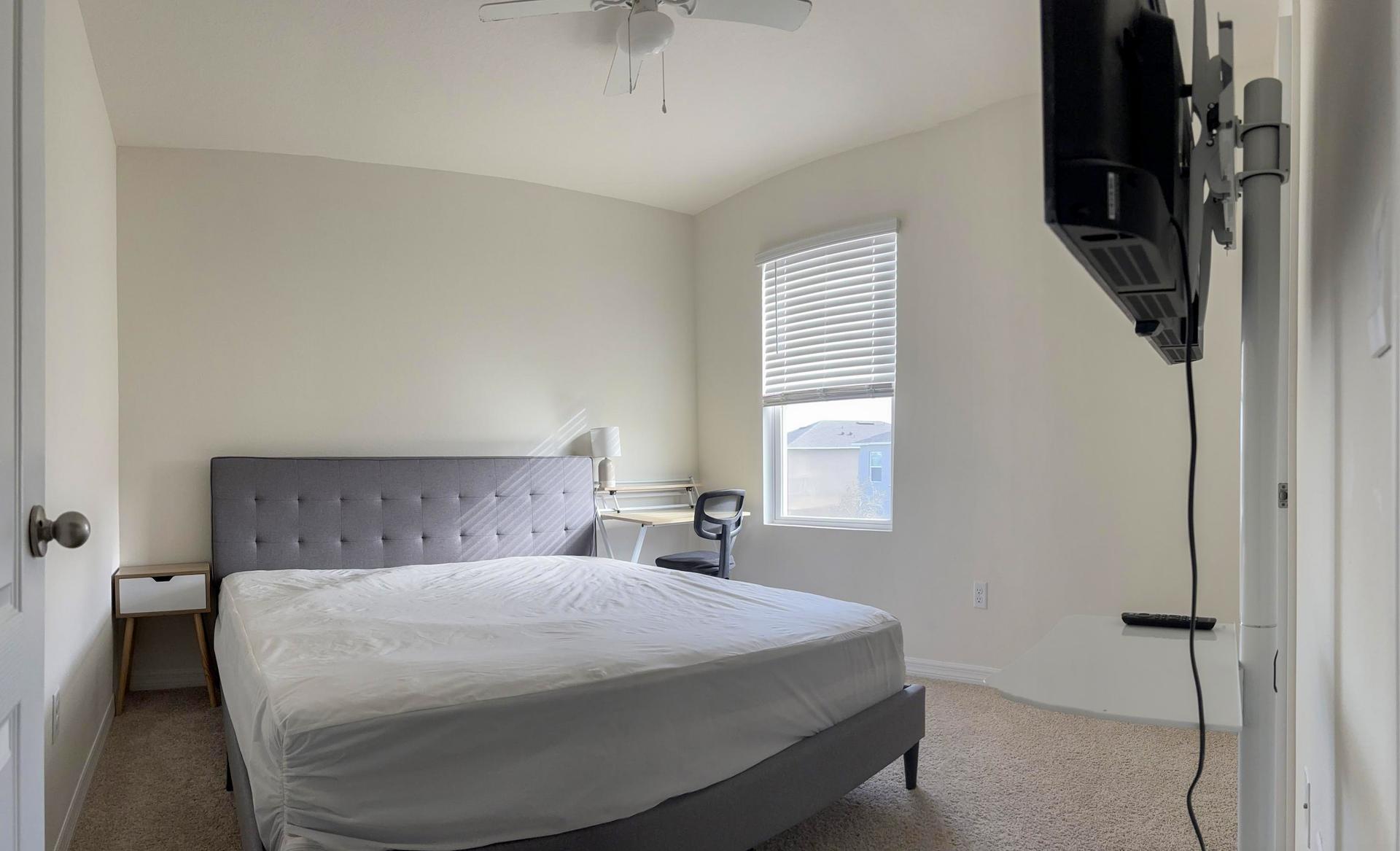 bedroom, detected:ceiling fan, bed, window blind