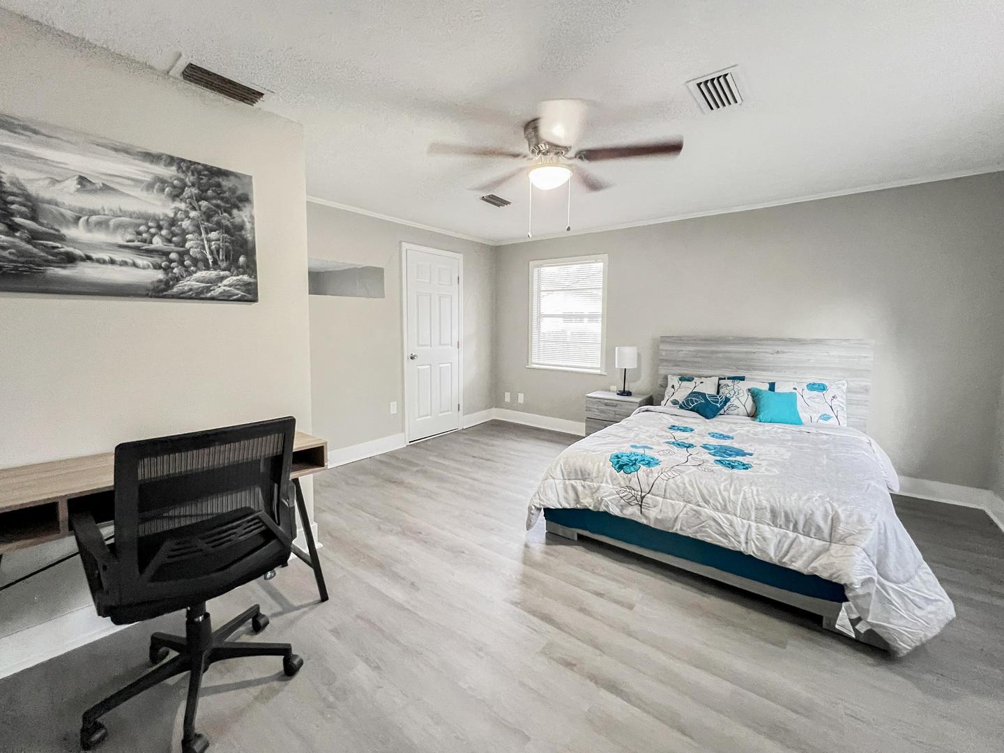 Large room-queen bed-private fridge and desk