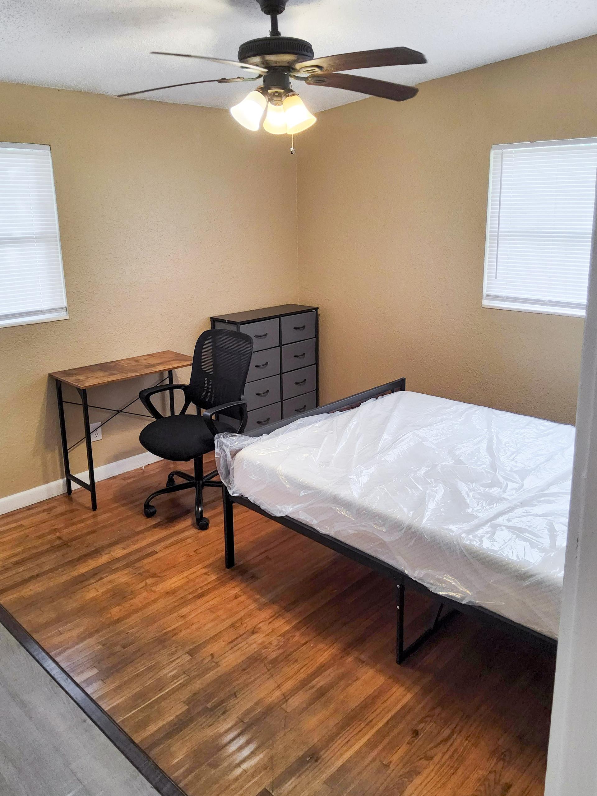 bedroom, detected:ceiling fan, window blind, bed