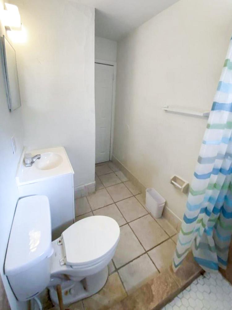 Bathroom(s)