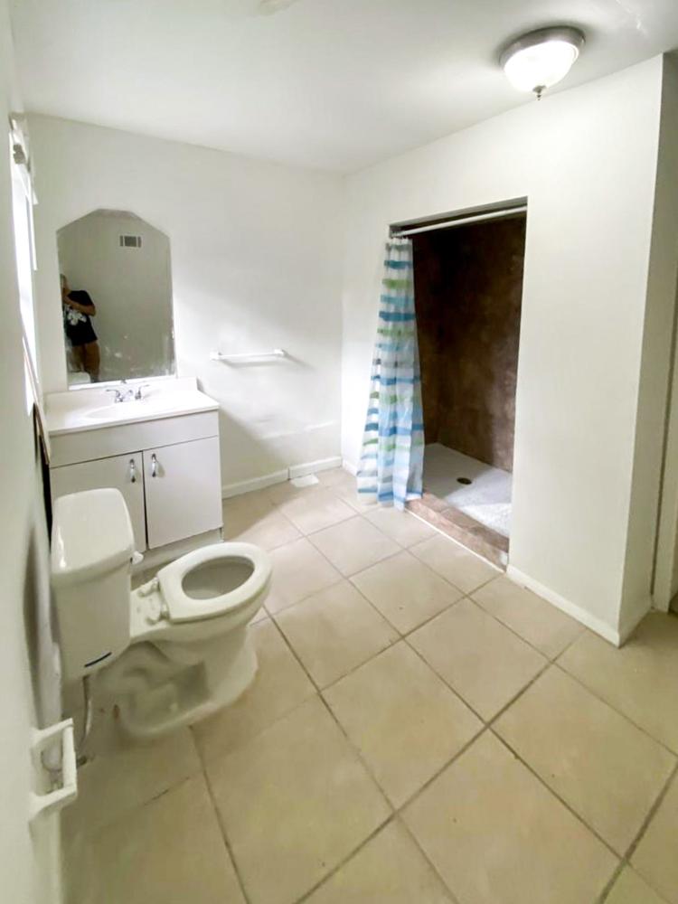 Bathroom(s)