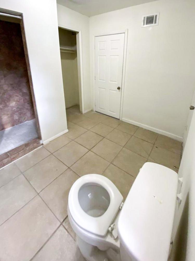 Bathroom(s)