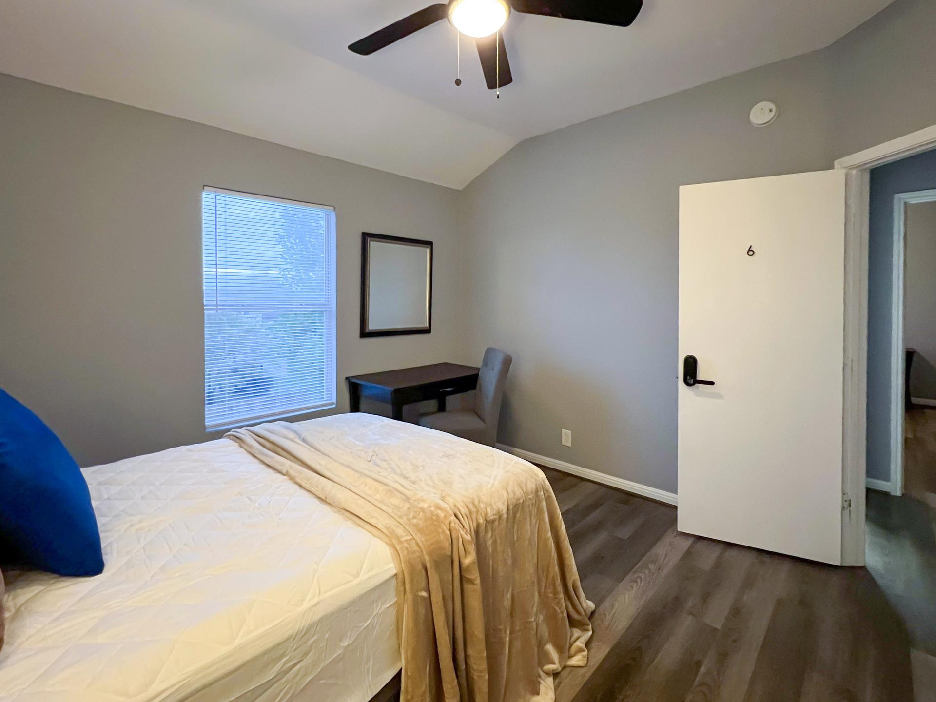 bedroom, detected:ceiling fan, window blind, bed