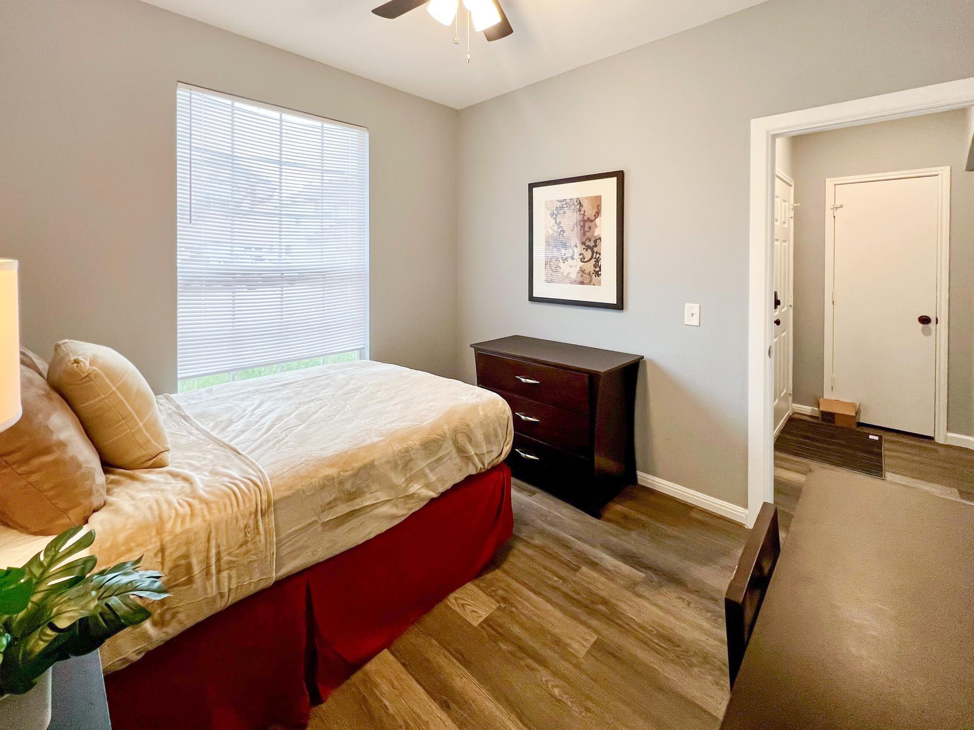 bedroom, detected:ceiling fan, window blind, bed