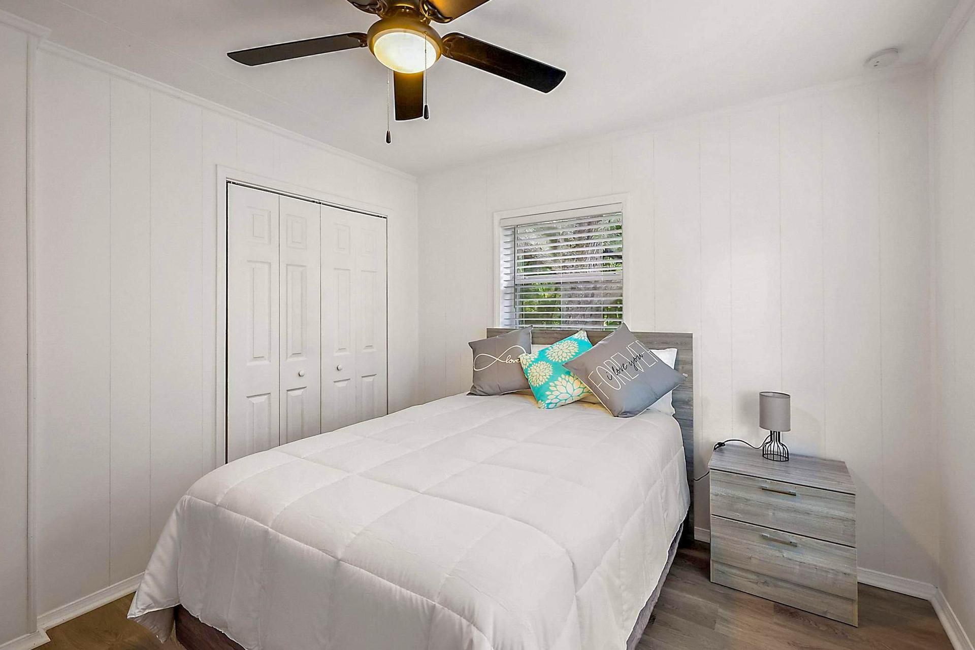bedroom, detected:ceiling fan, bed, window blind