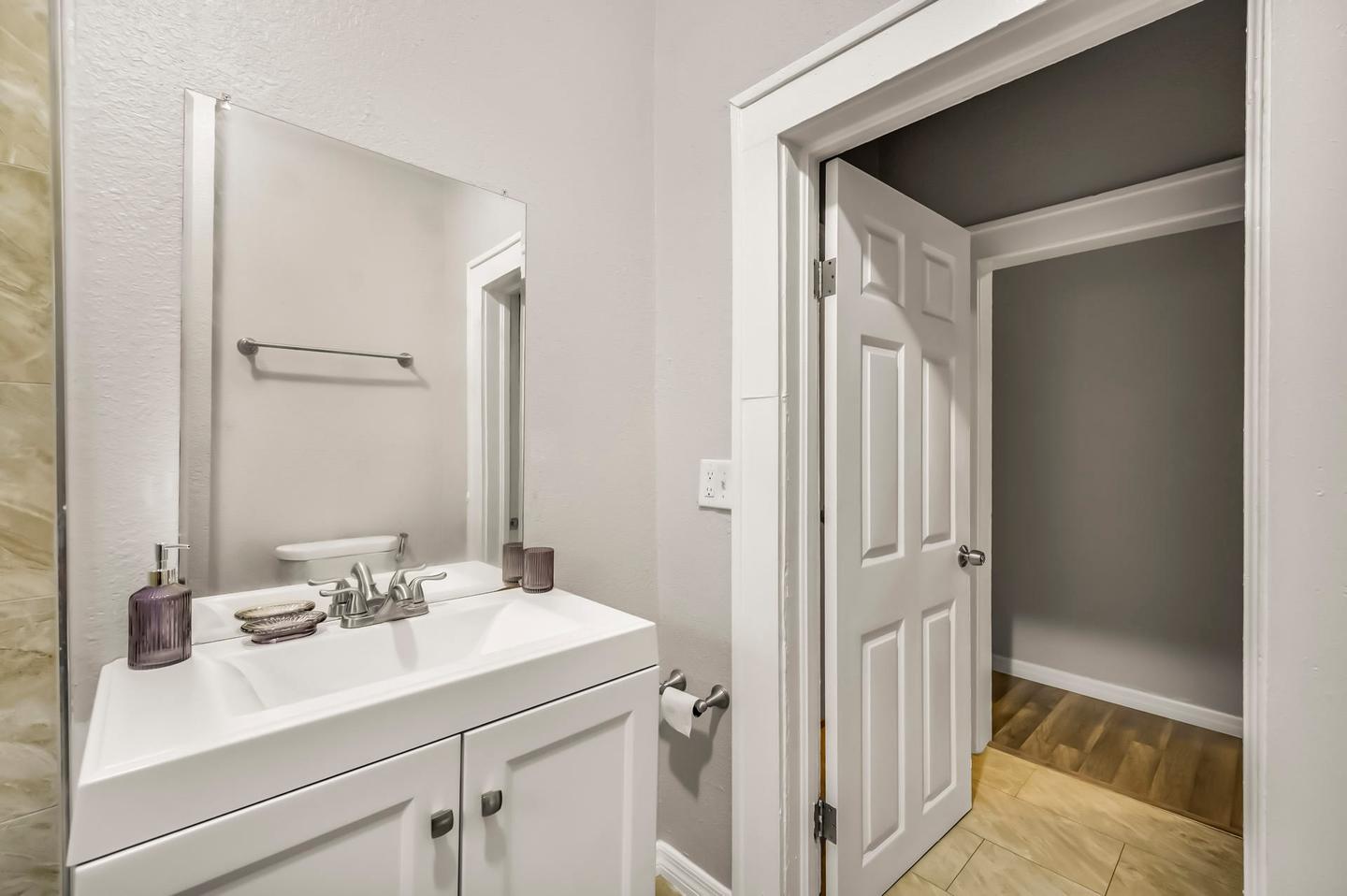 Bathroom(s)