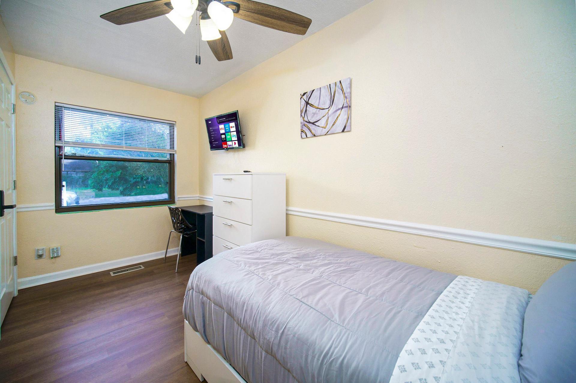 bedroom, detected:ceiling fan, window blind, bed