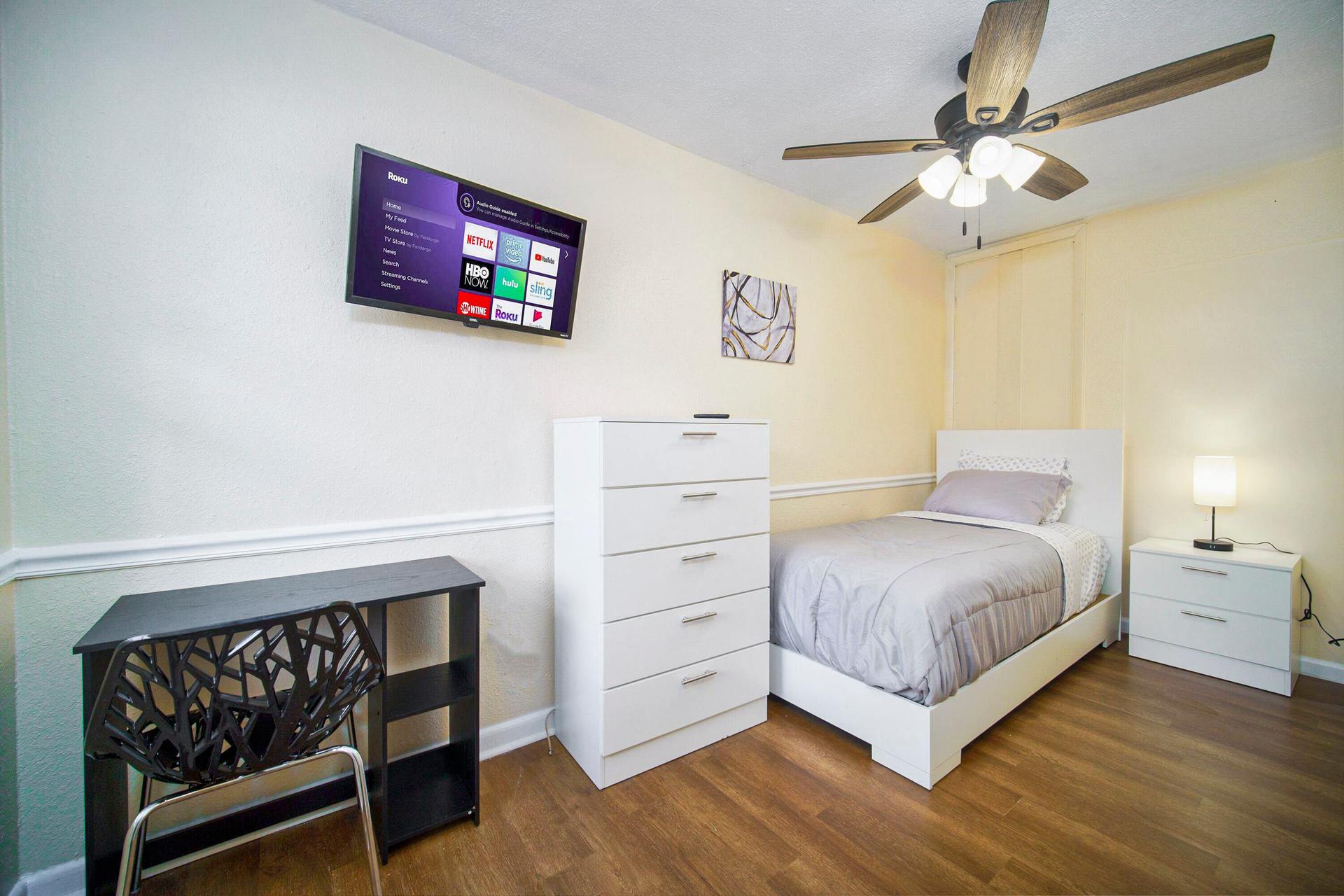 bedroom, detected:ceiling fan, bed, window blind