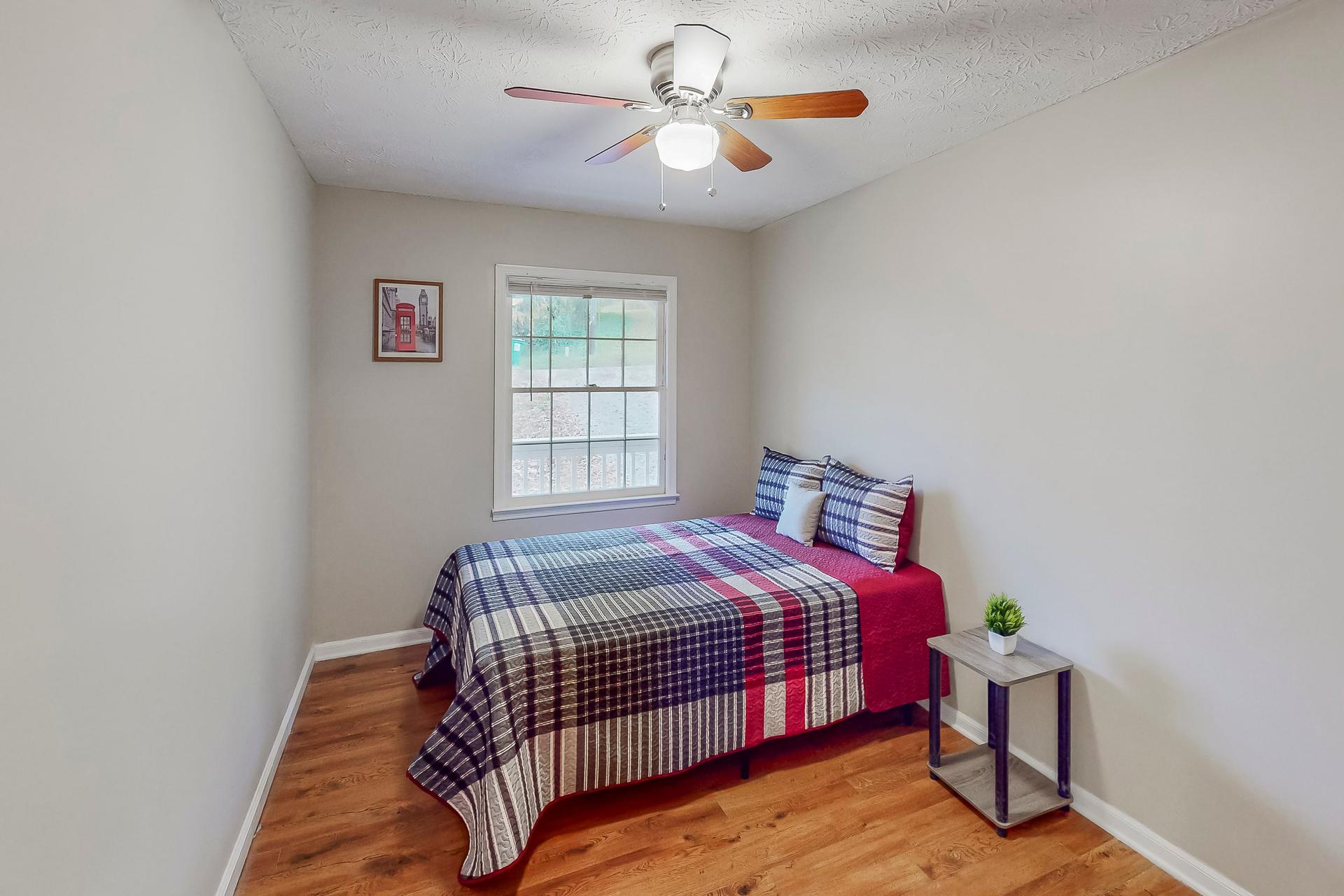 bedroom, detected:ceiling fan, window blind, bed