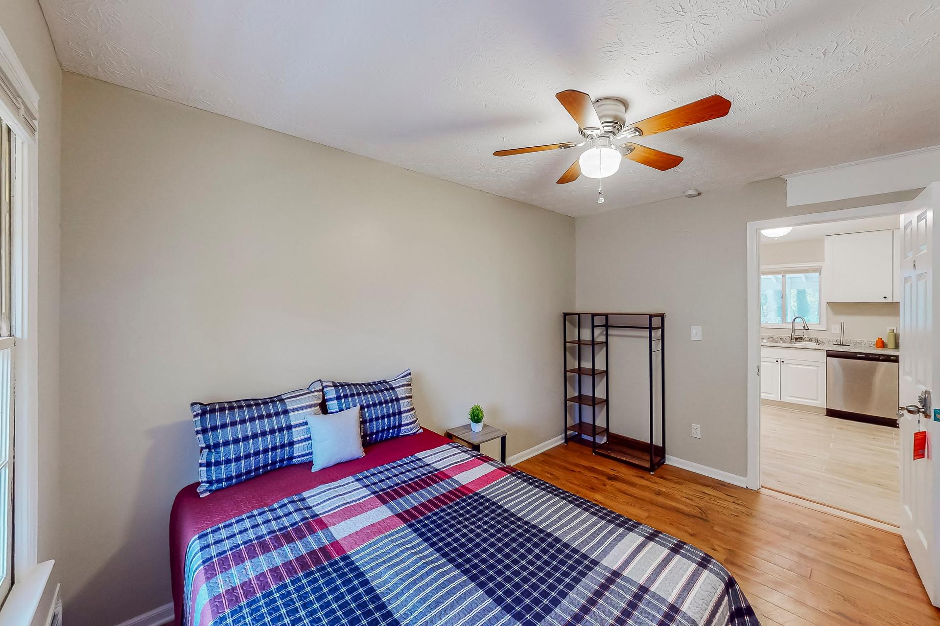 bedroom, detected:ceiling fan, window blind, bed