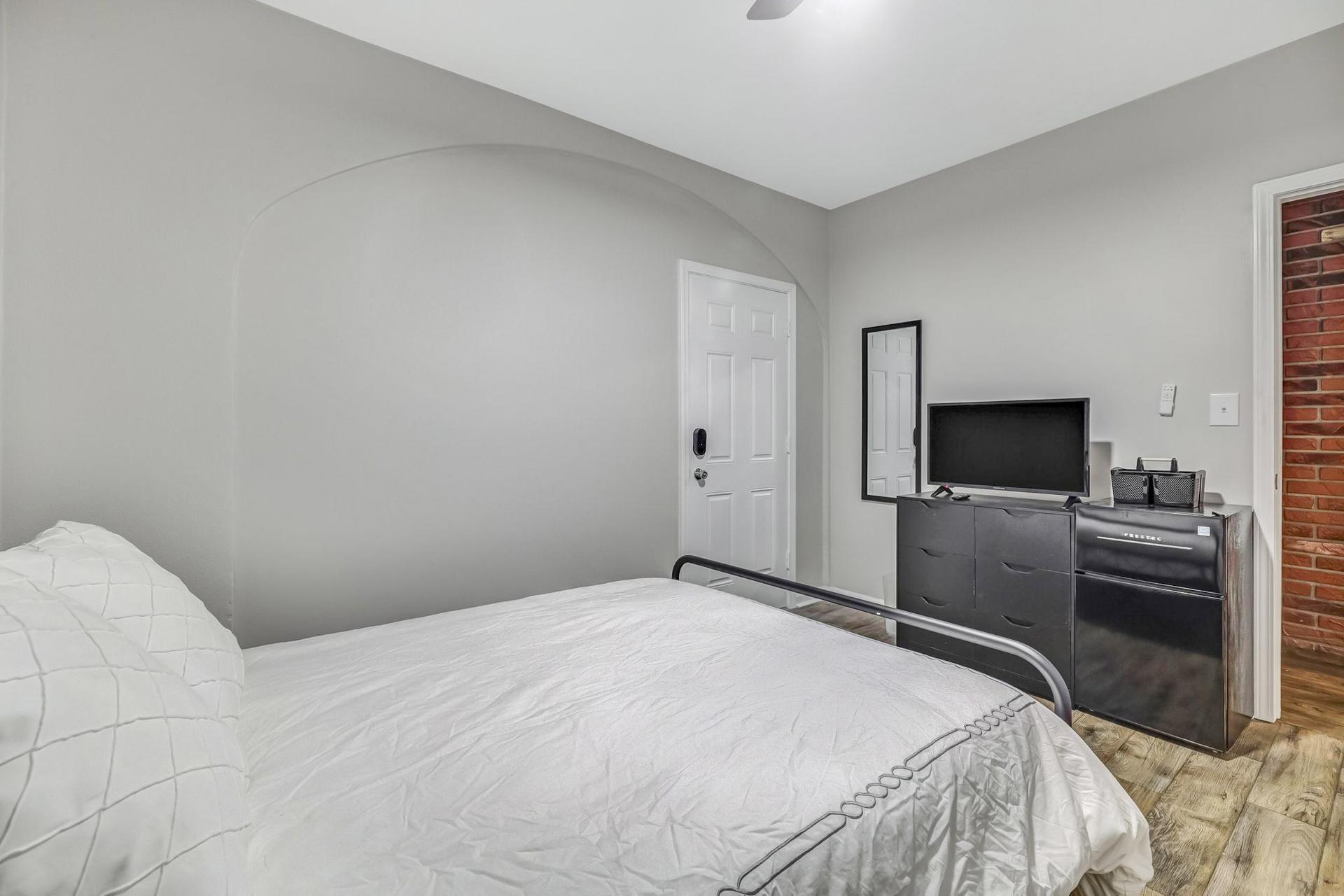 bedroom, detected:bed, window blind