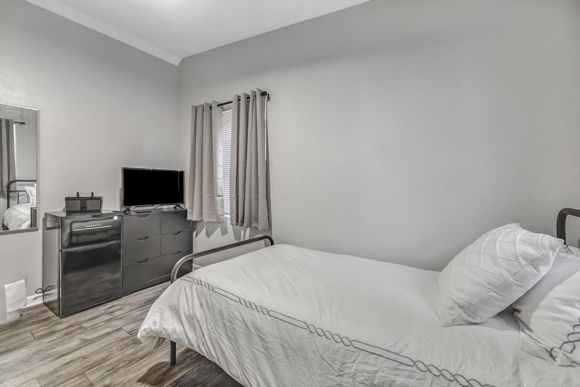 bedroom, detected:bed