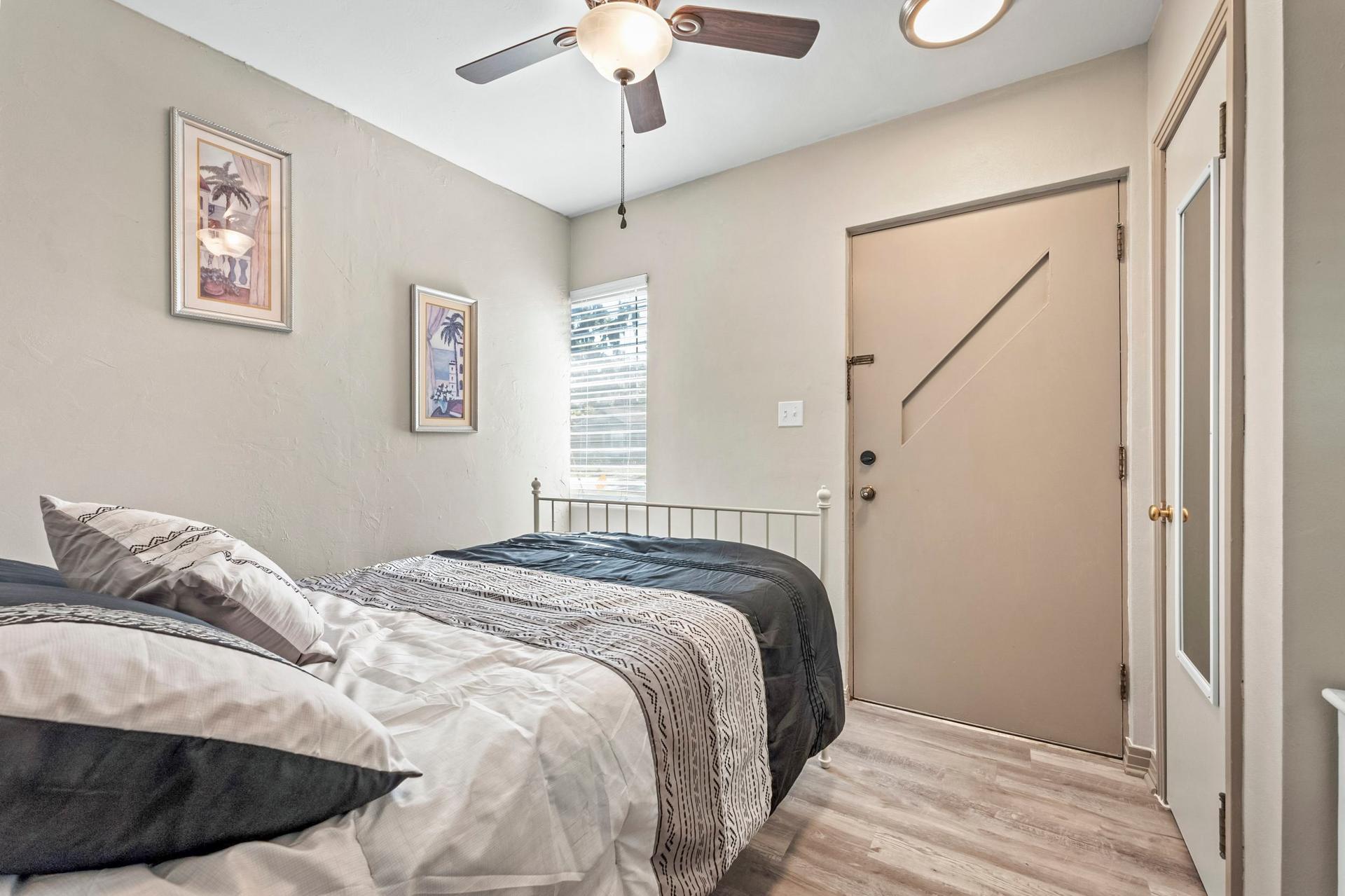bedroom, detected:ceiling fan, bed, window blind