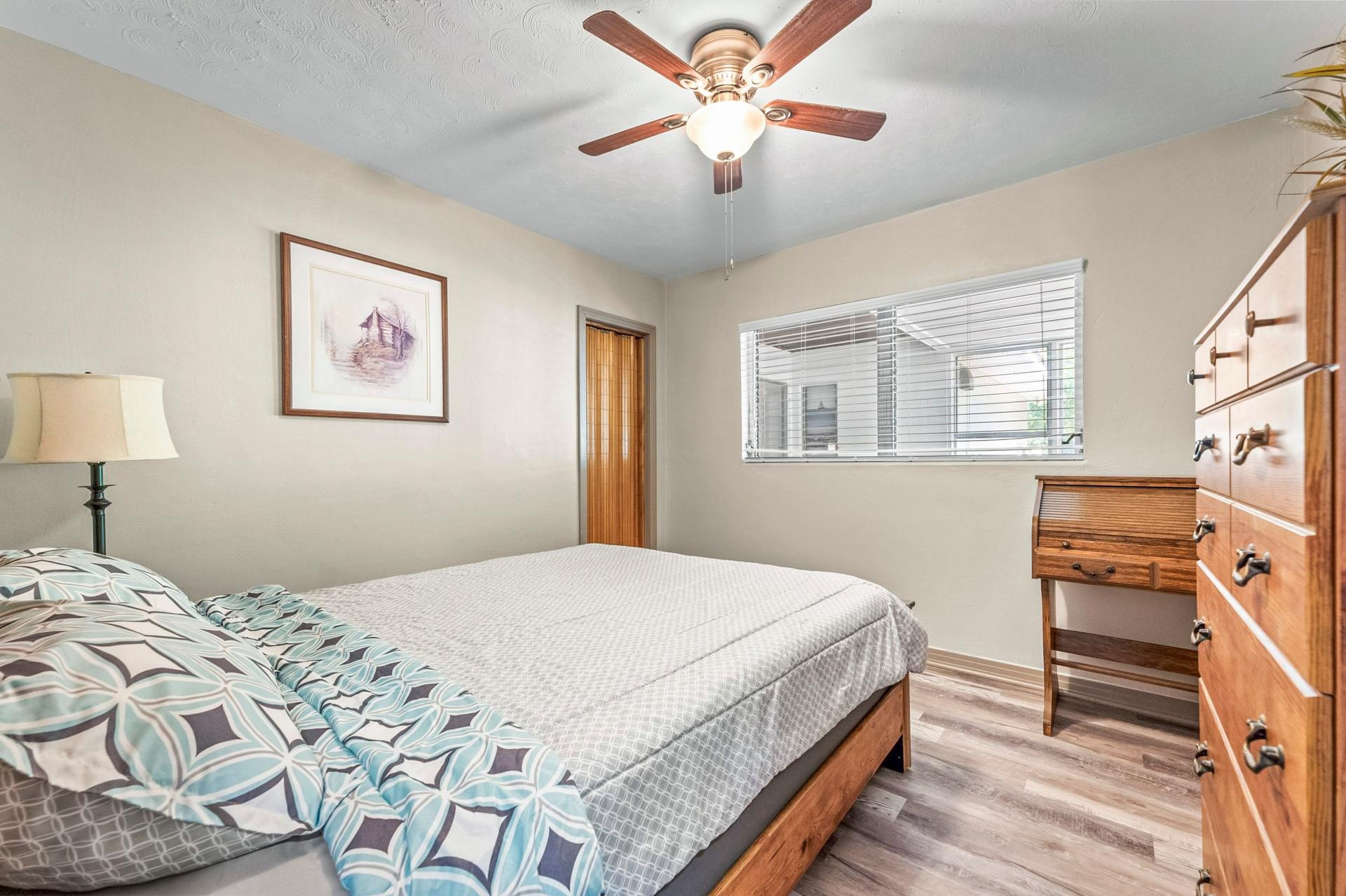 bedroom, detected:ceiling fan, window blind, bed