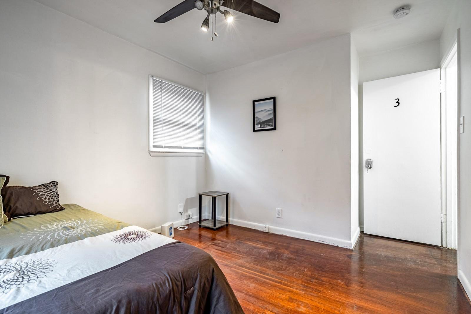 bedroom, detected:ceiling fan, bed, window blind