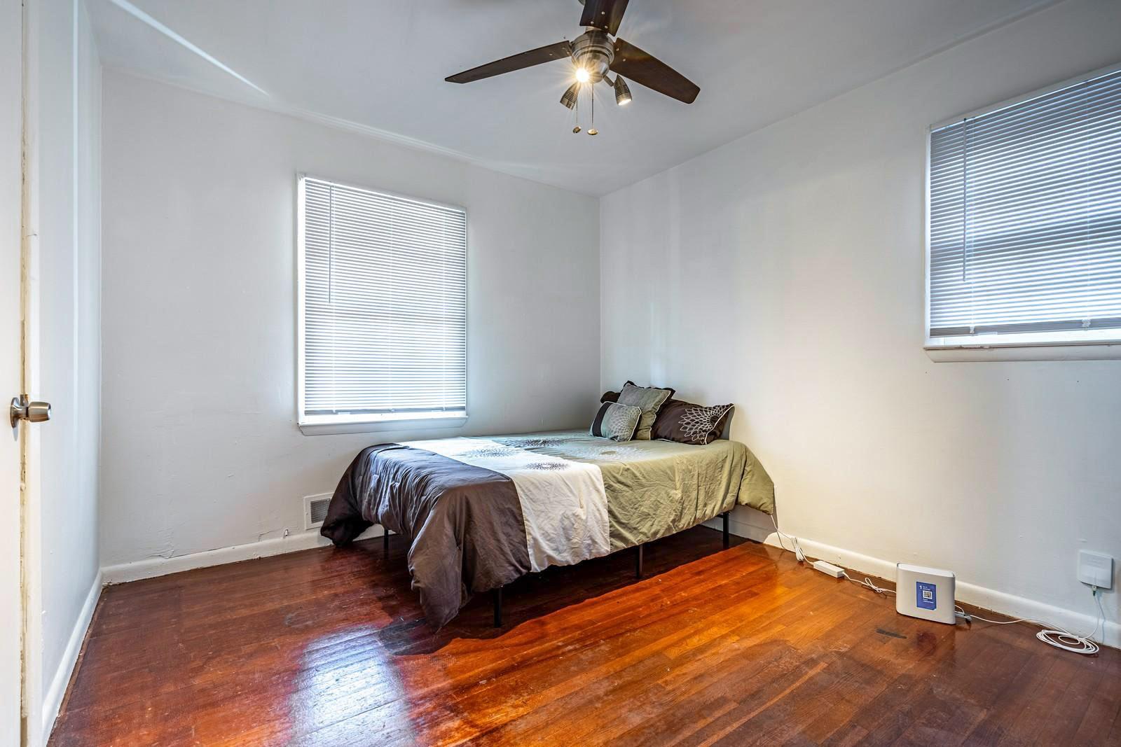 bedroom, detected:ceiling fan, window blind, bed