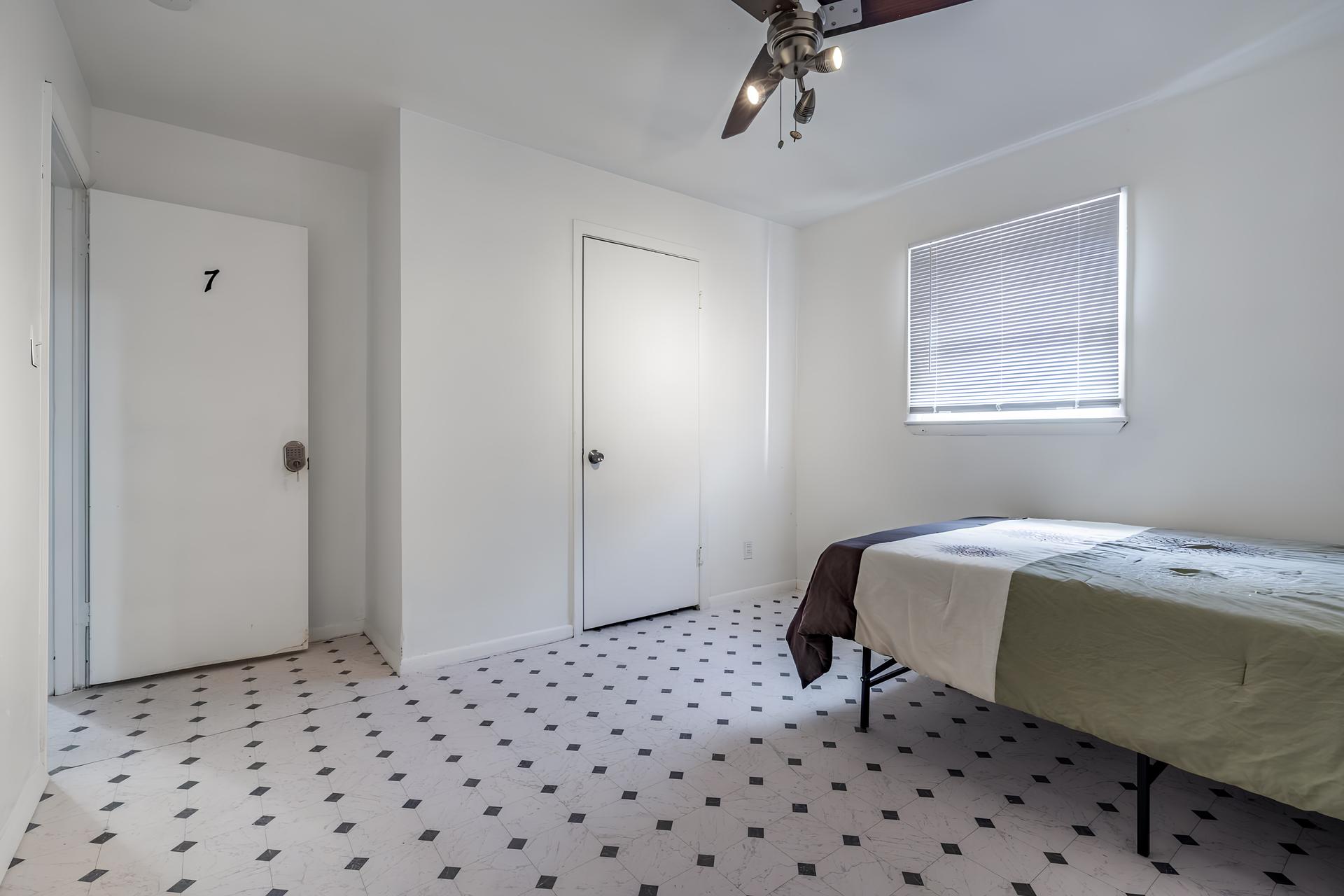 bedroom, detected:ceiling fan, bed, window blind