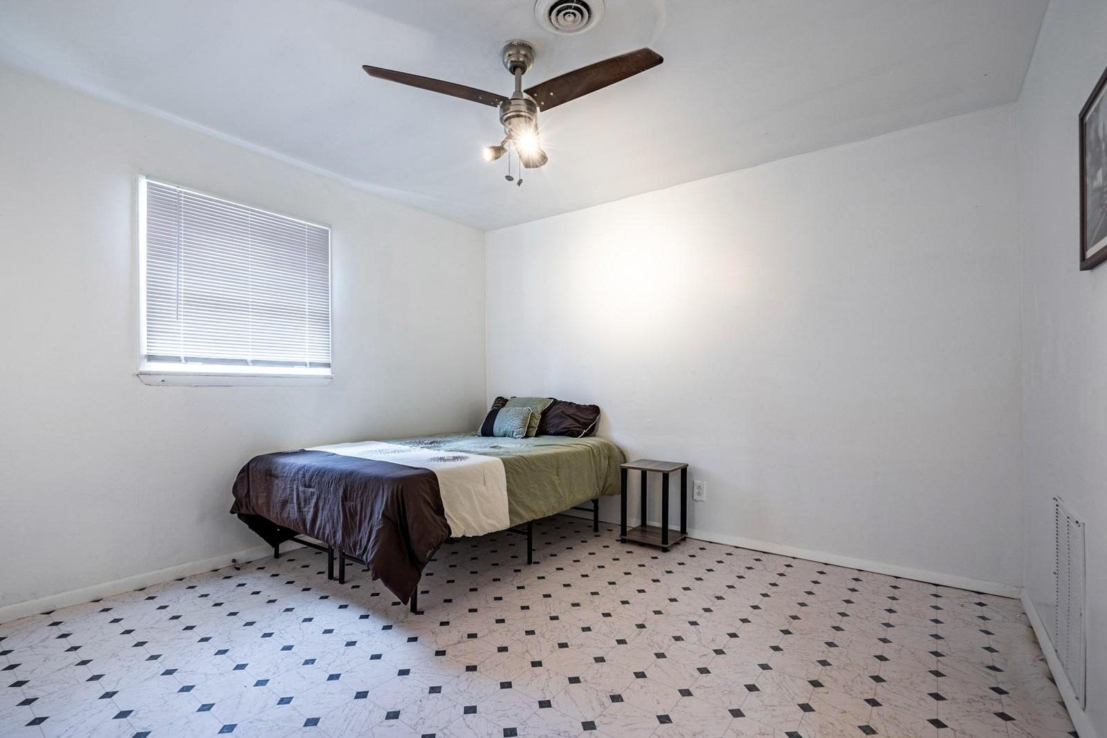 bedroom, detected:ceiling fan, window blind, bed