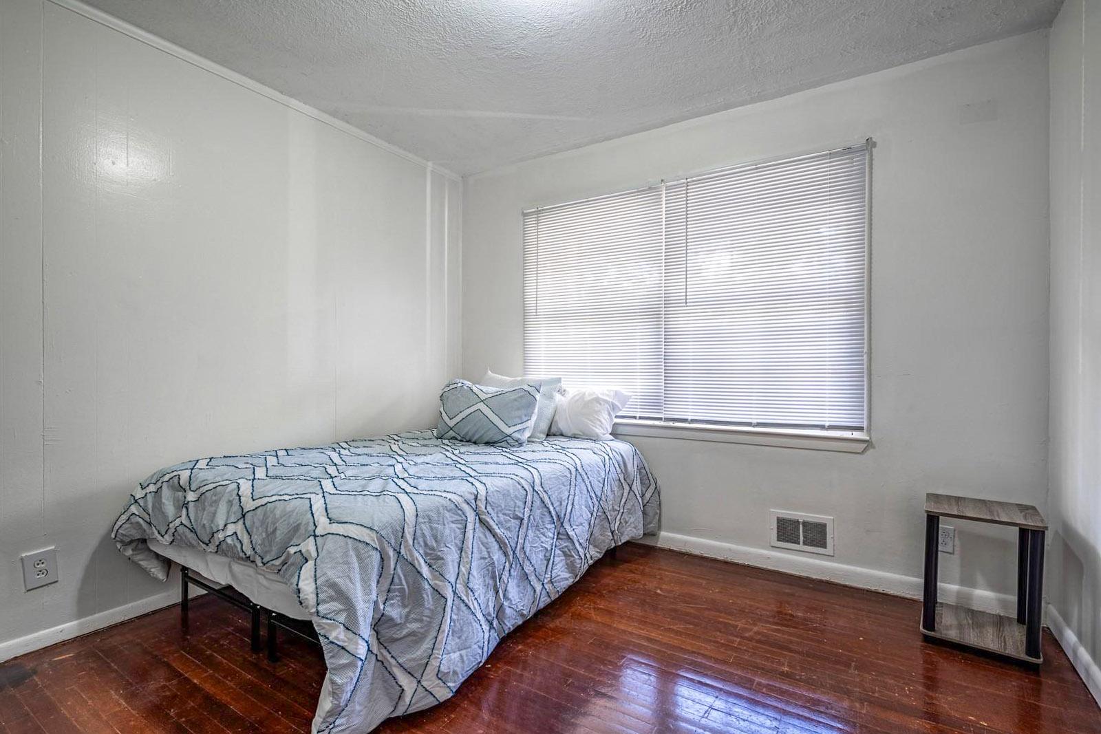 bedroom, detected:window blind, bed