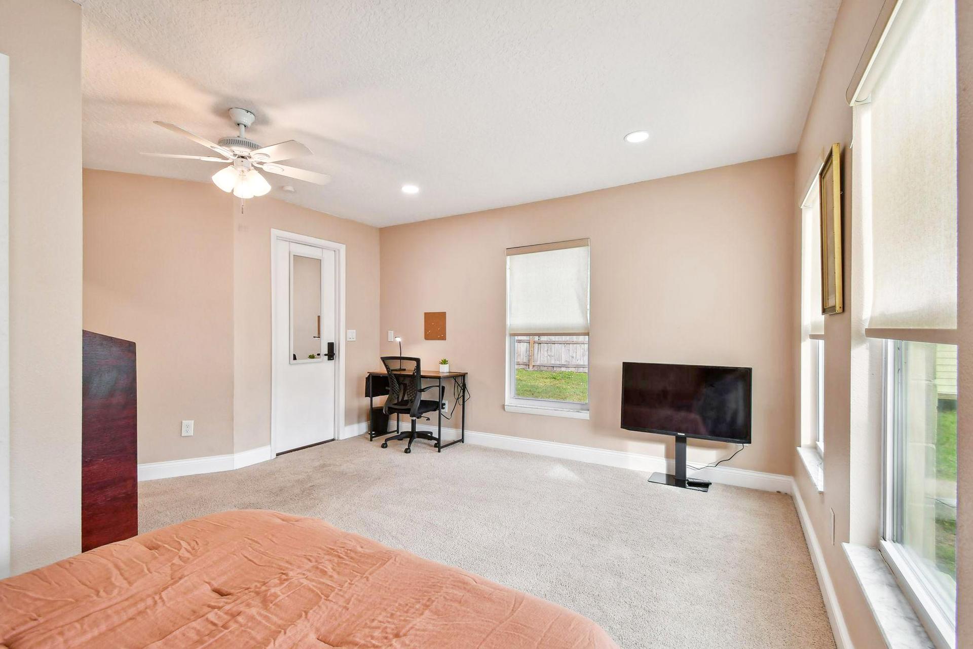 bedroom, detected:ceiling fan, bed