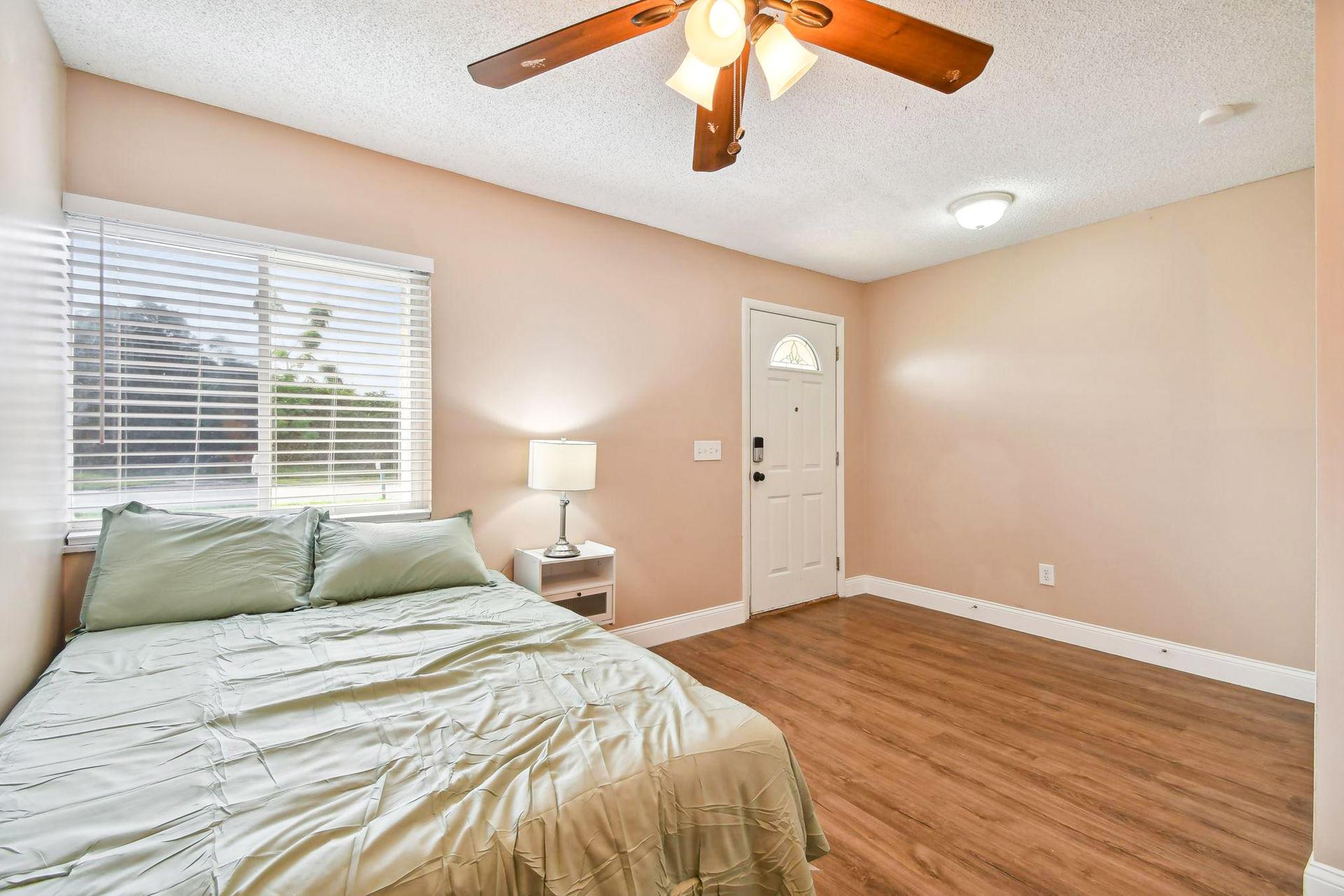 bedroom, detected:ceiling fan, bed, window blind
