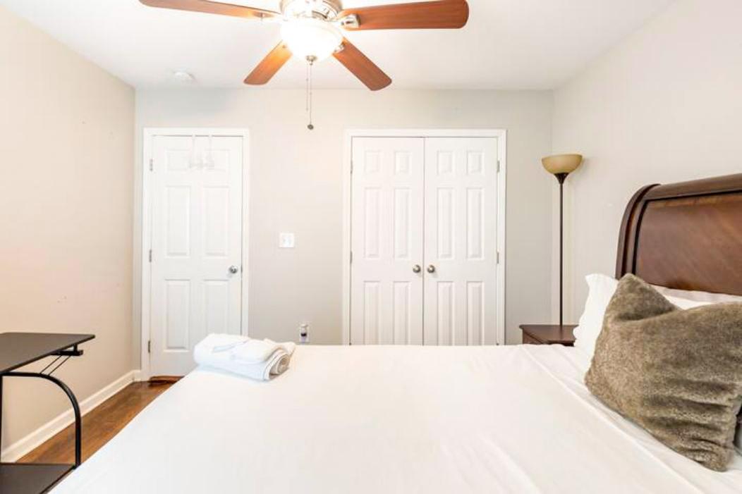 bedroom, detected:ceiling fan, window blind, bed