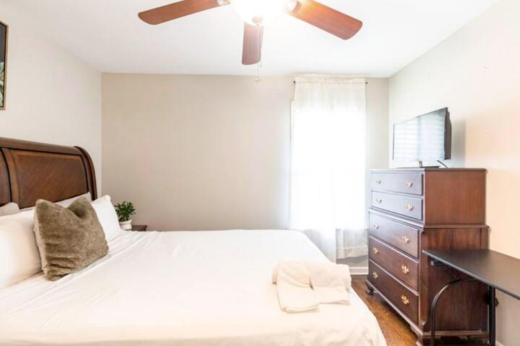 bedroom, detected:ceiling fan, bed, window blind