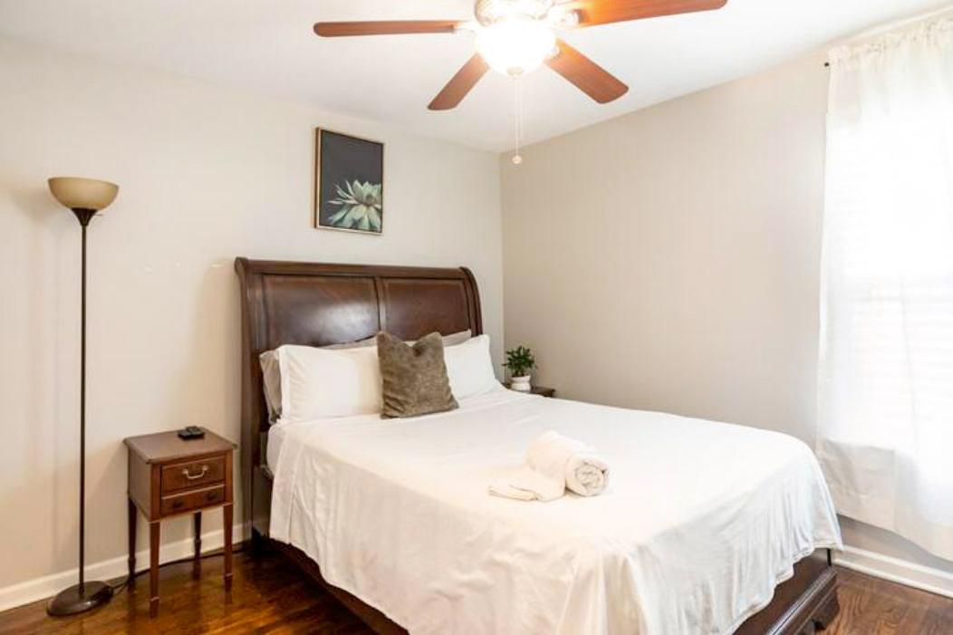 bedroom, detected:ceiling fan, bed, window blind
