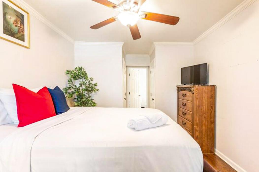 bedroom, detected:ceiling fan, bed, window blind