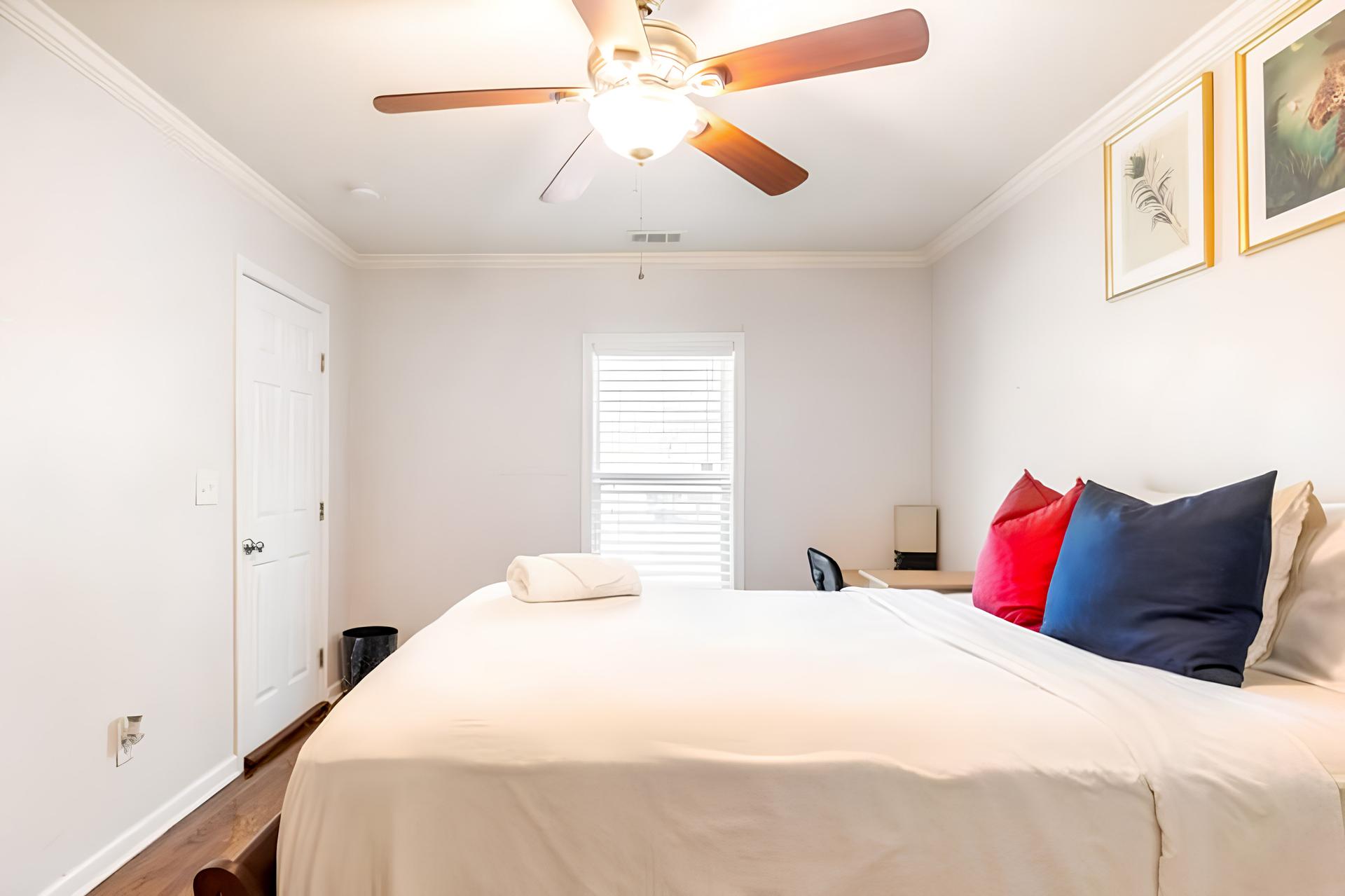 bedroom, detected:ceiling fan, window blind, bed