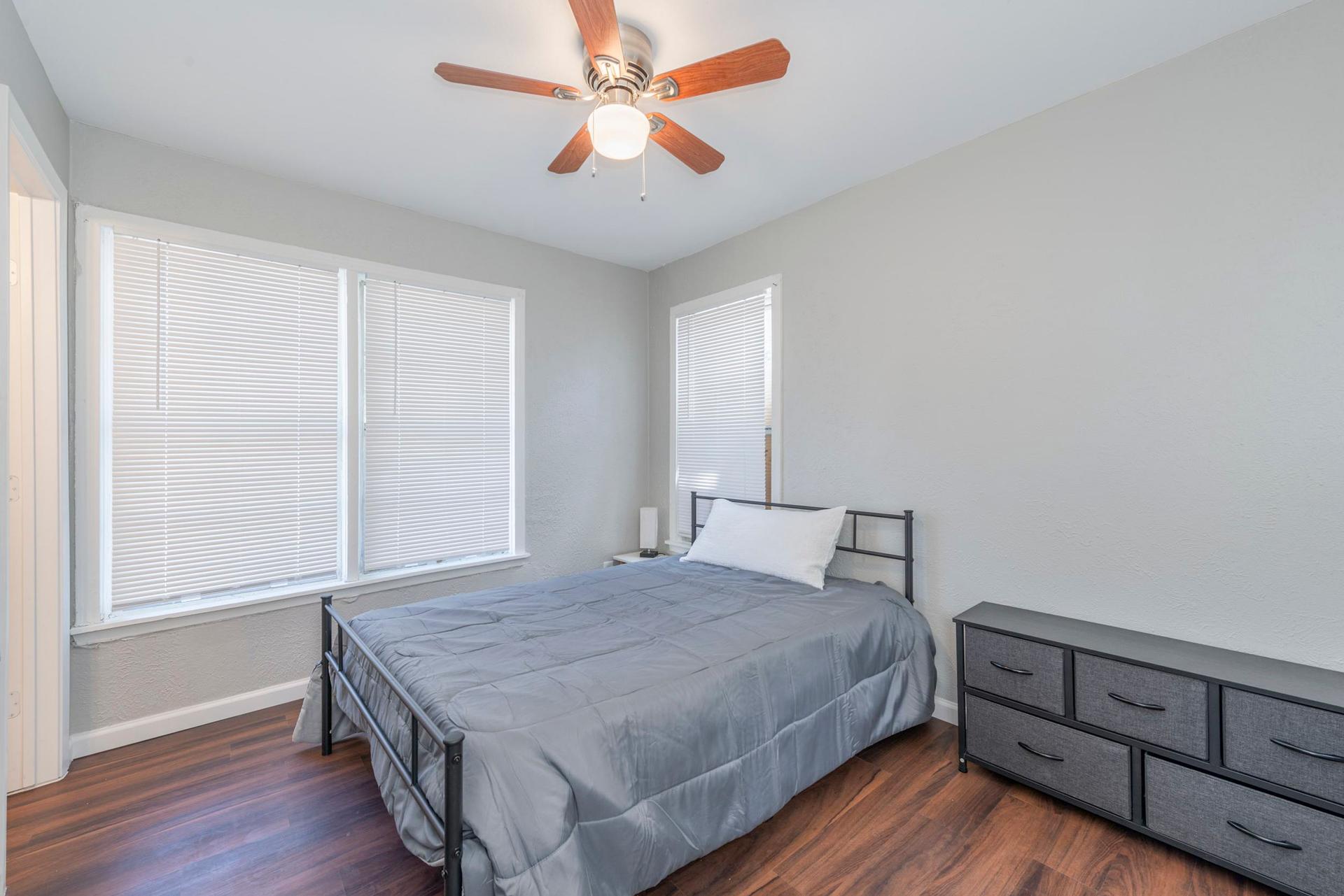 bedroom, detected:ceiling fan, window blind, bed