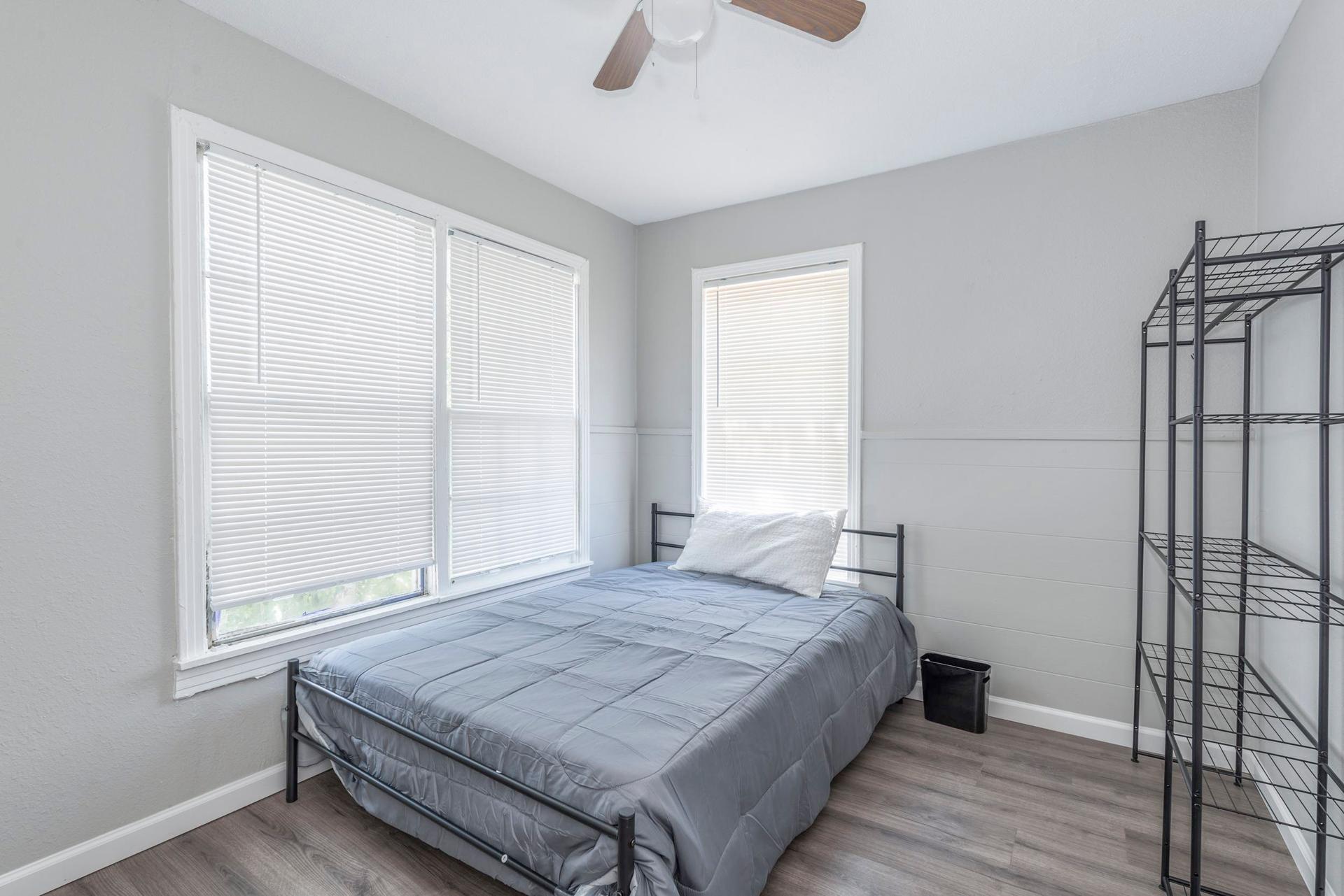 bedroom, detected:ceiling fan, bed, window blind