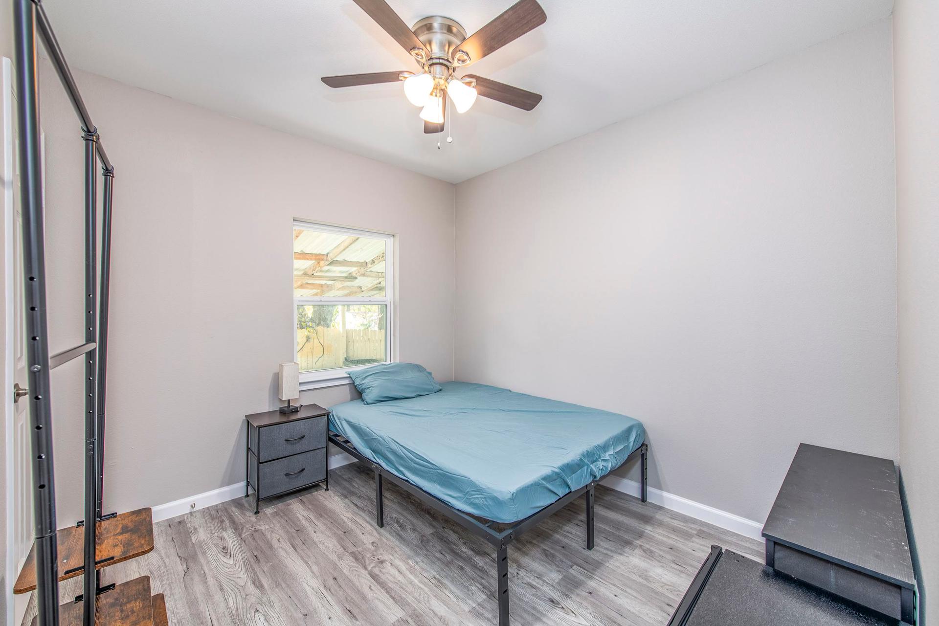 bedroom, detected:ceiling fan, window blind, bed