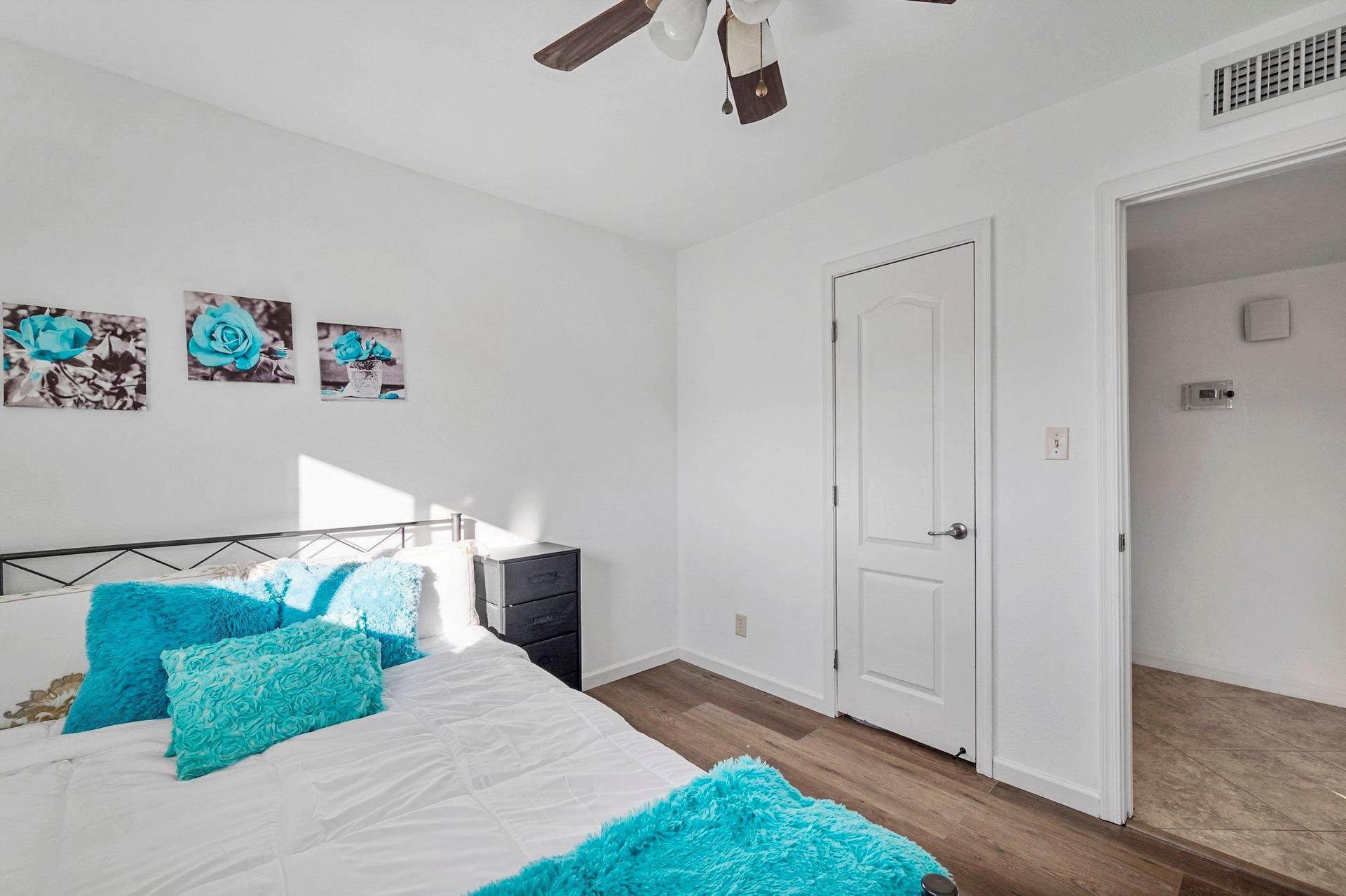 bedroom, detected:ceiling fan, bed