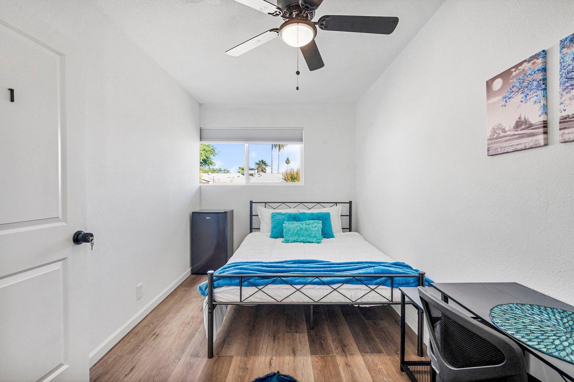 bedroom, detected:ceiling fan, bed, window blind