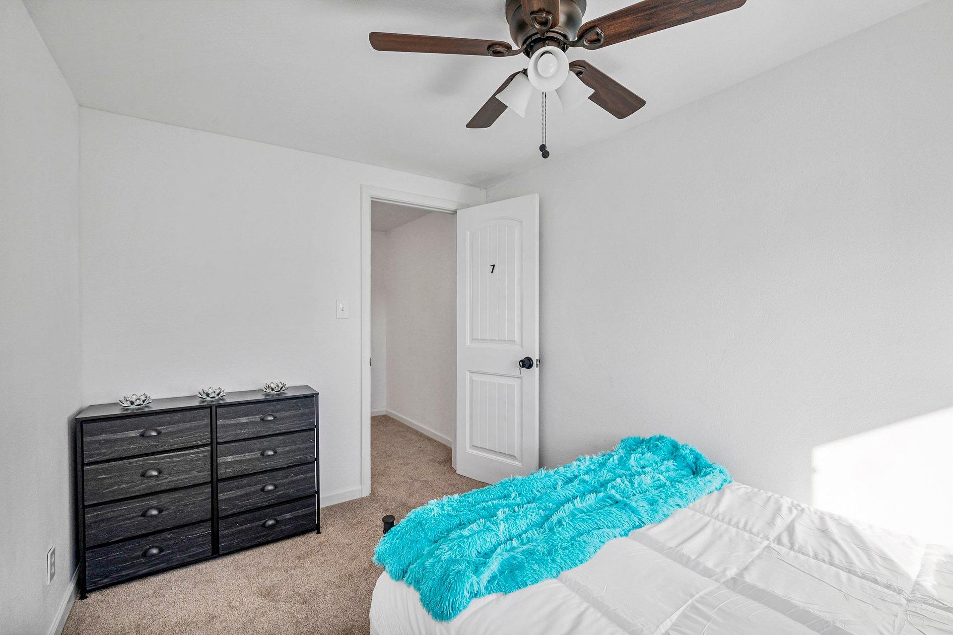 bedroom, detected:ceiling fan, bed, window blind