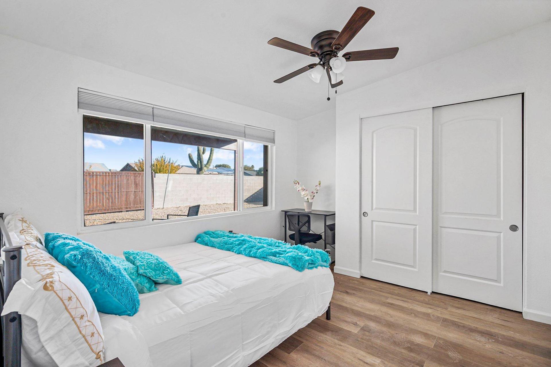 bedroom, detected:ceiling fan, bed, window blind