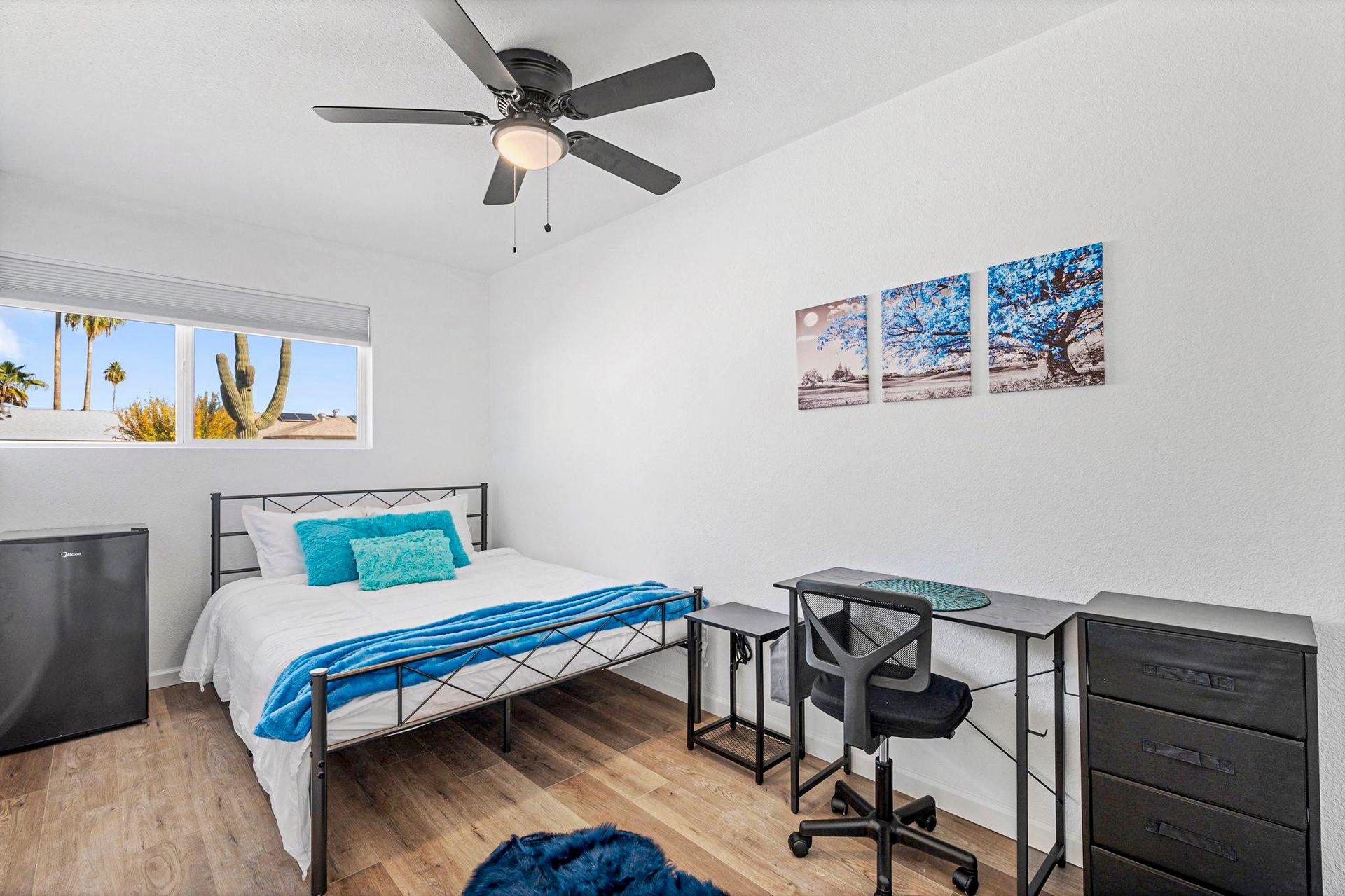 bedroom, detected:ceiling fan, window blind, bed