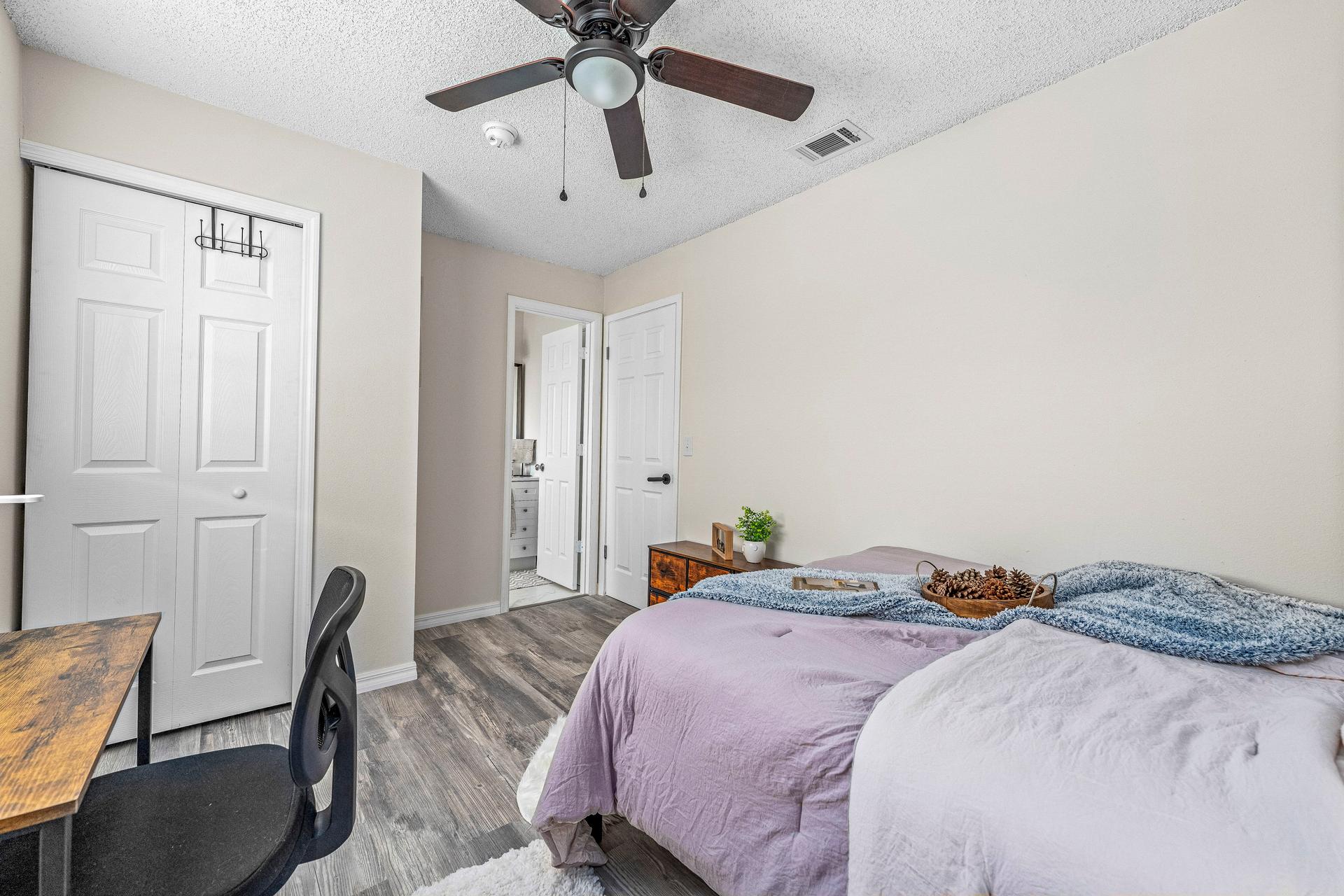 bedroom, detected:ceiling fan, bed
