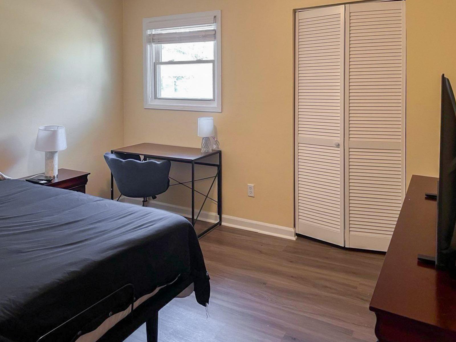 bedroom, detected:window blind, bed