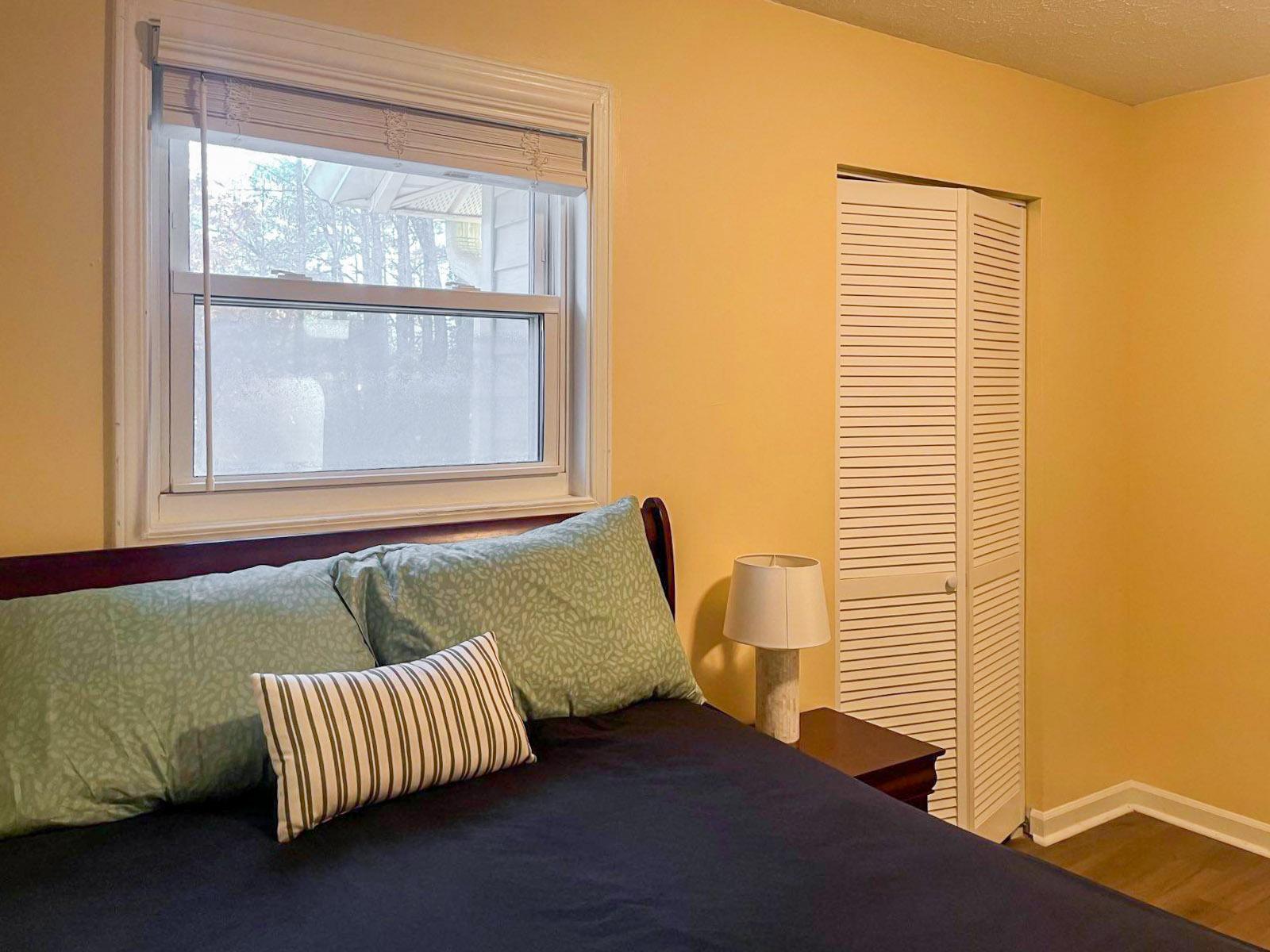 bedroom, detected:window blind, bed