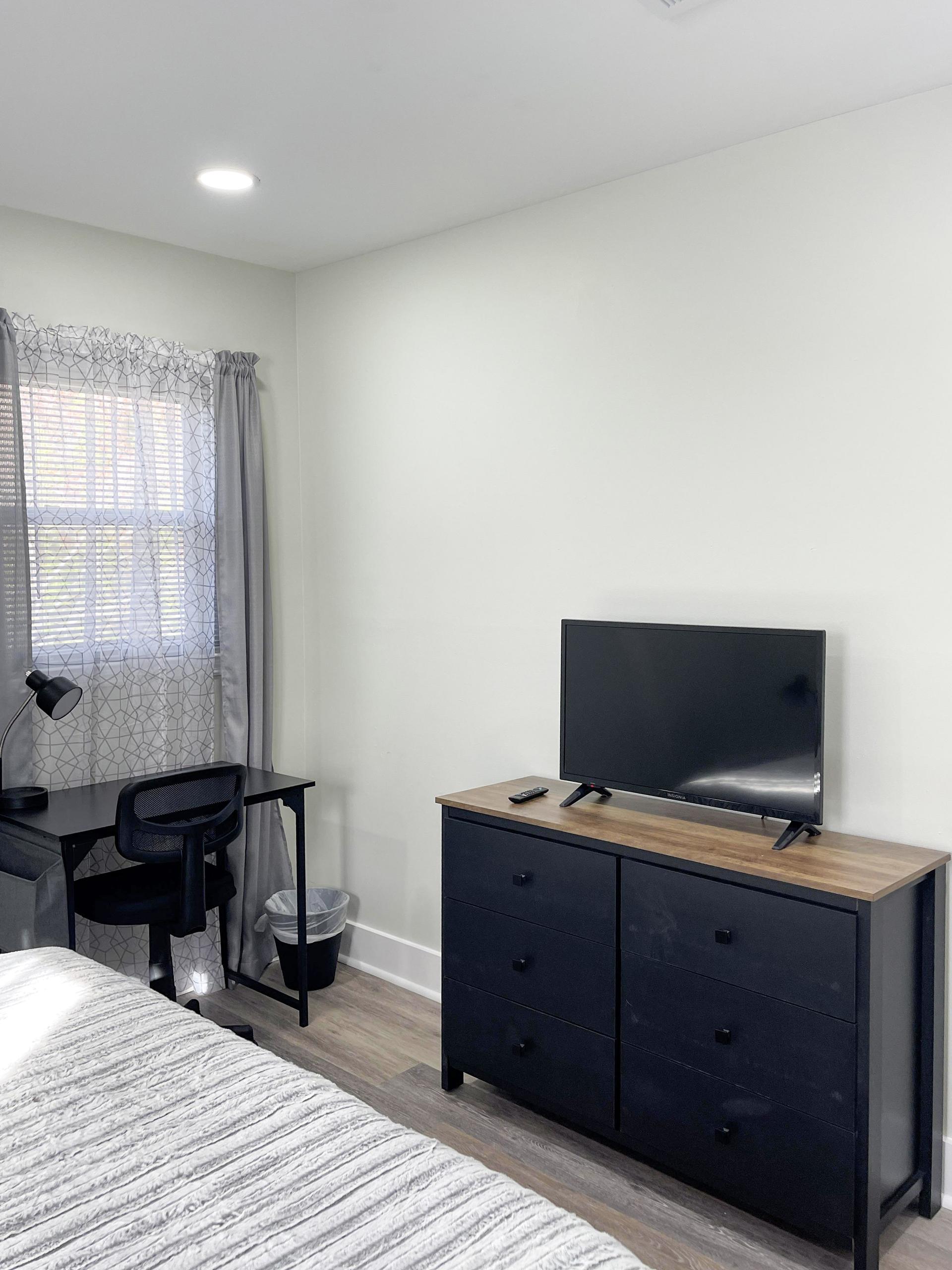 bedroom, detected:window blind, bed
