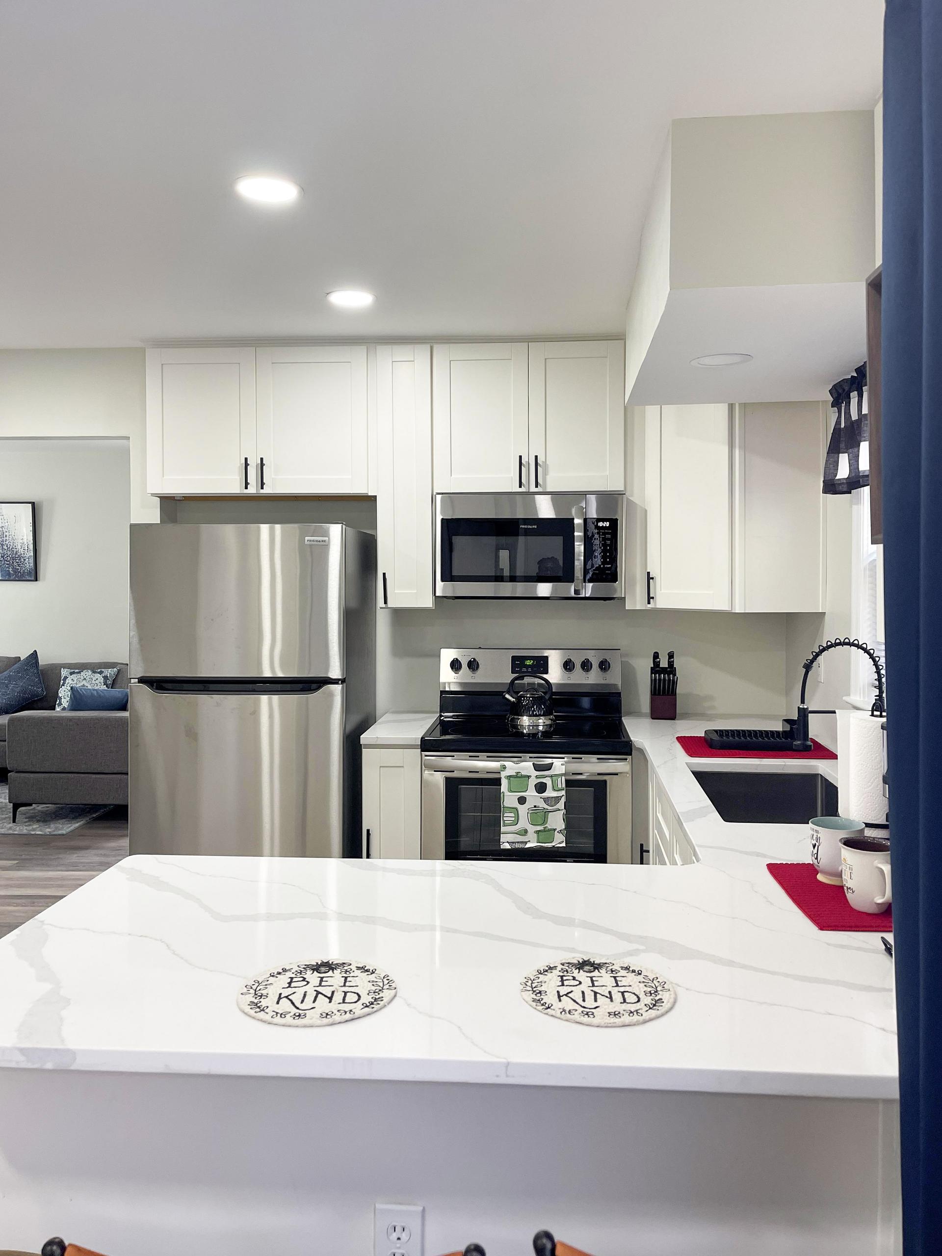 kitchen, detected:kitchen stove, microwave oven, stove, gas stove, refrigerator