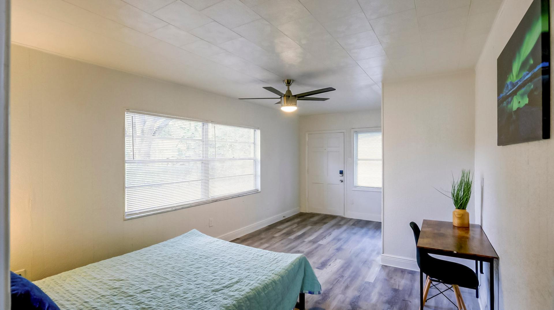 bedroom, detected:ceiling fan, window blind, bed