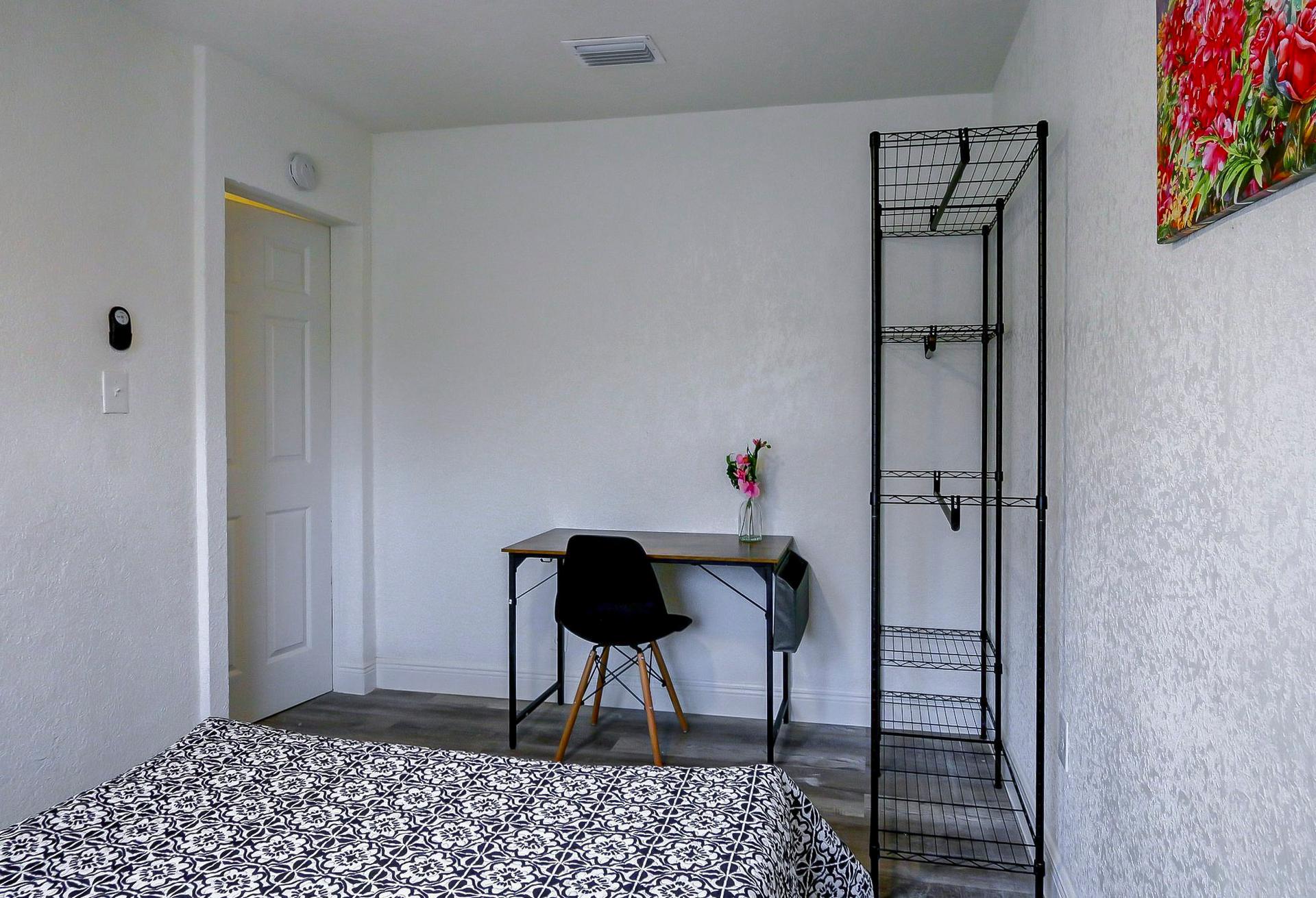 bedroom, detected:bed, carpet